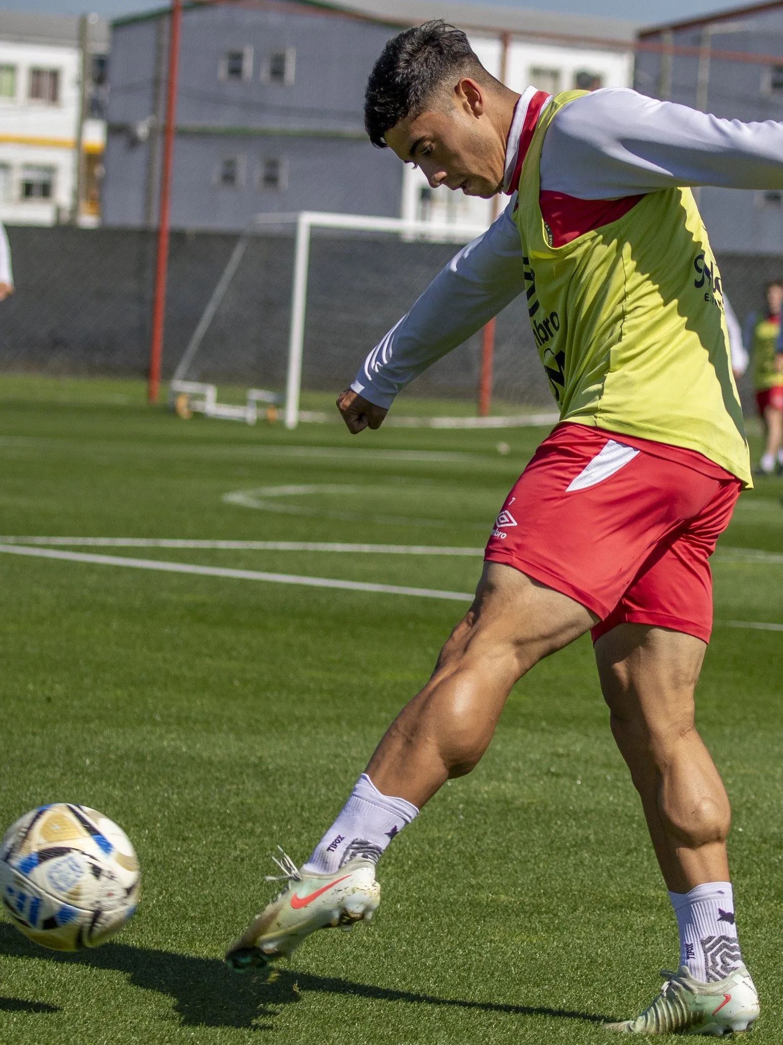 Lautaro Giaccone en Argentinos Juniors y sus gemelos virales. (Foto: @AAAJOficial).