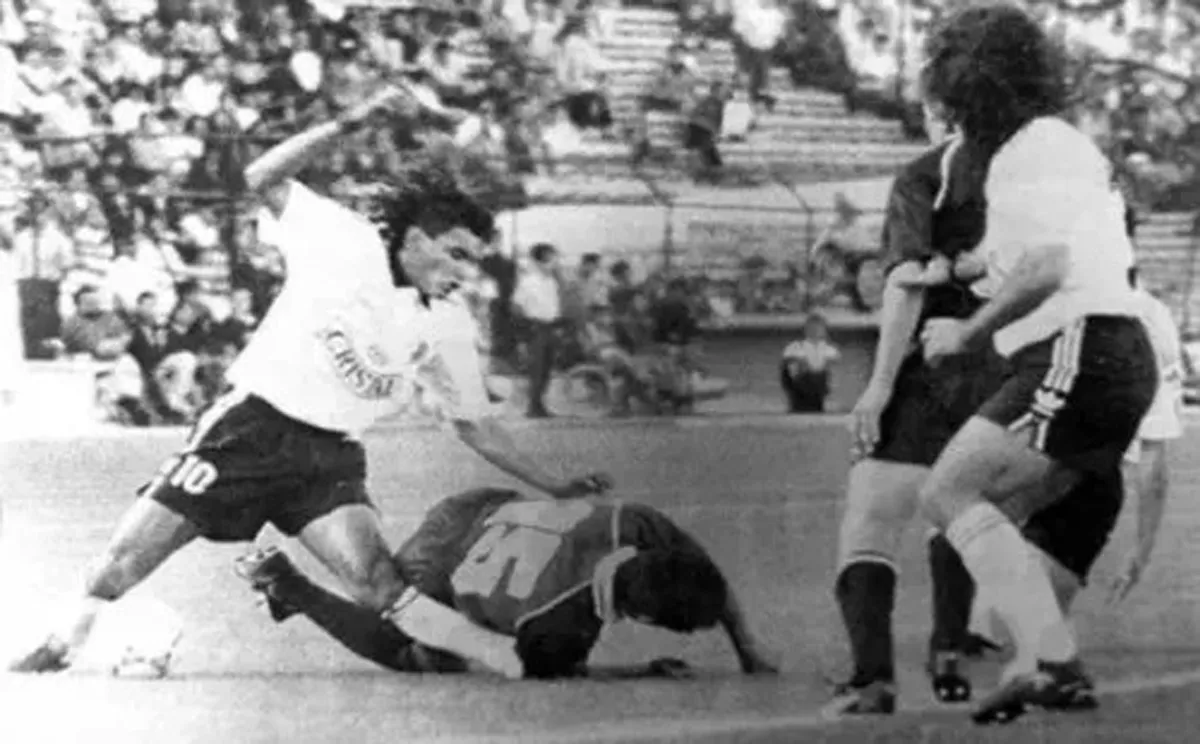 La grave lesión del Diablo en Colo Colo y el insólito “médico” que llegó a visitarlo.