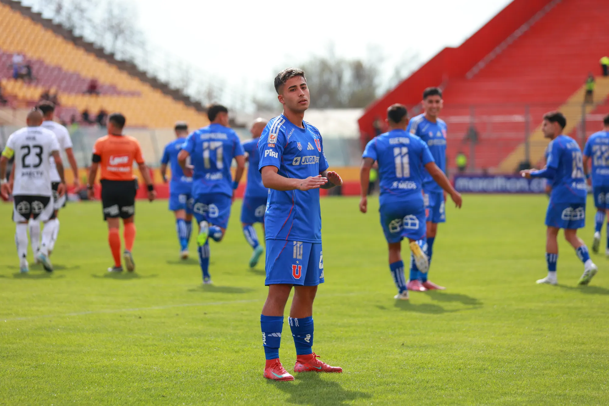 Regalo de cumpleaños… para los hinchas: la U le ofreció un año más de contrato a Lucas Assadi.