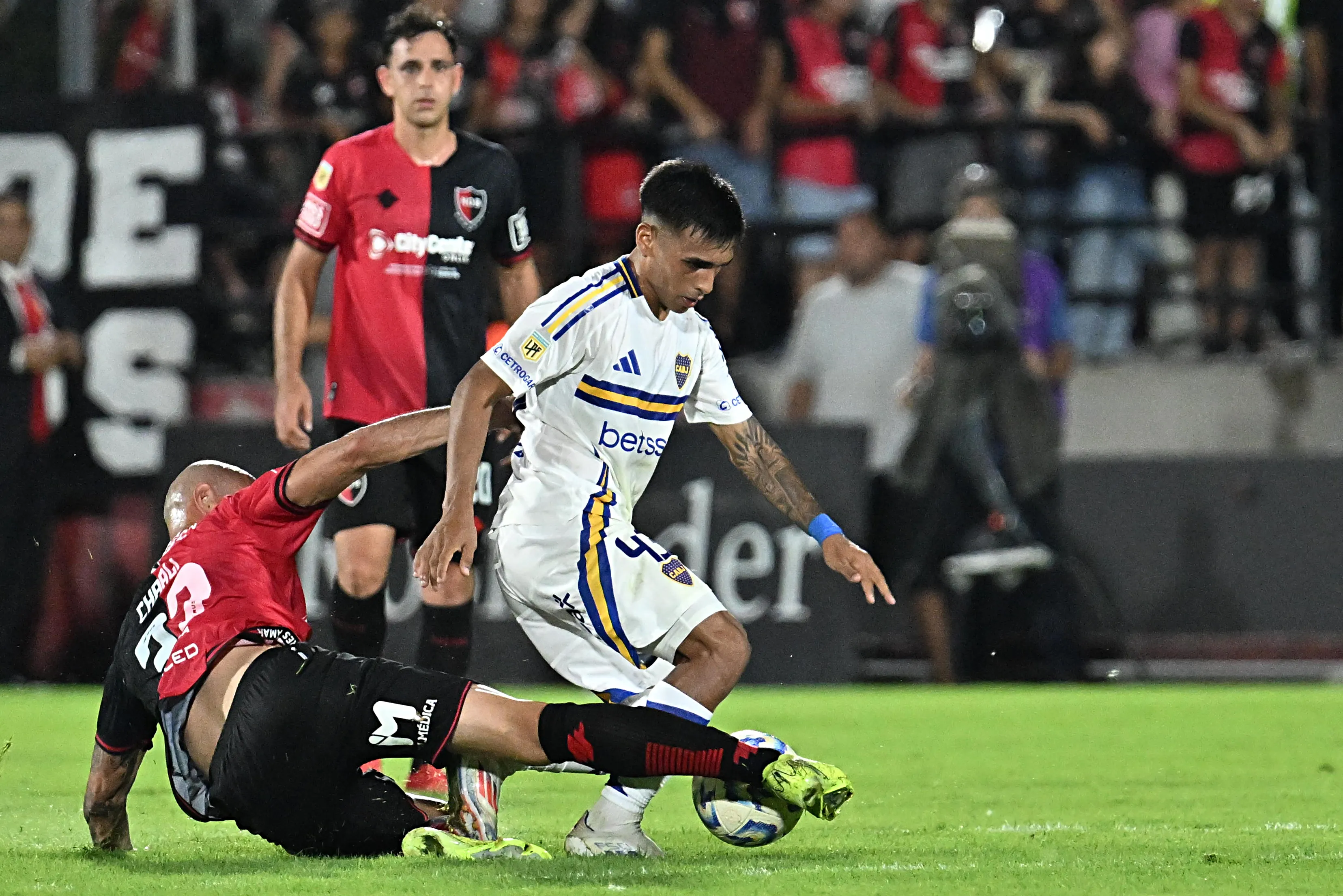 Lucas Blondel en acción por Boca Juniors, donde ha jugado 32 partidos. (Luciano Bisbal/Getty Images).