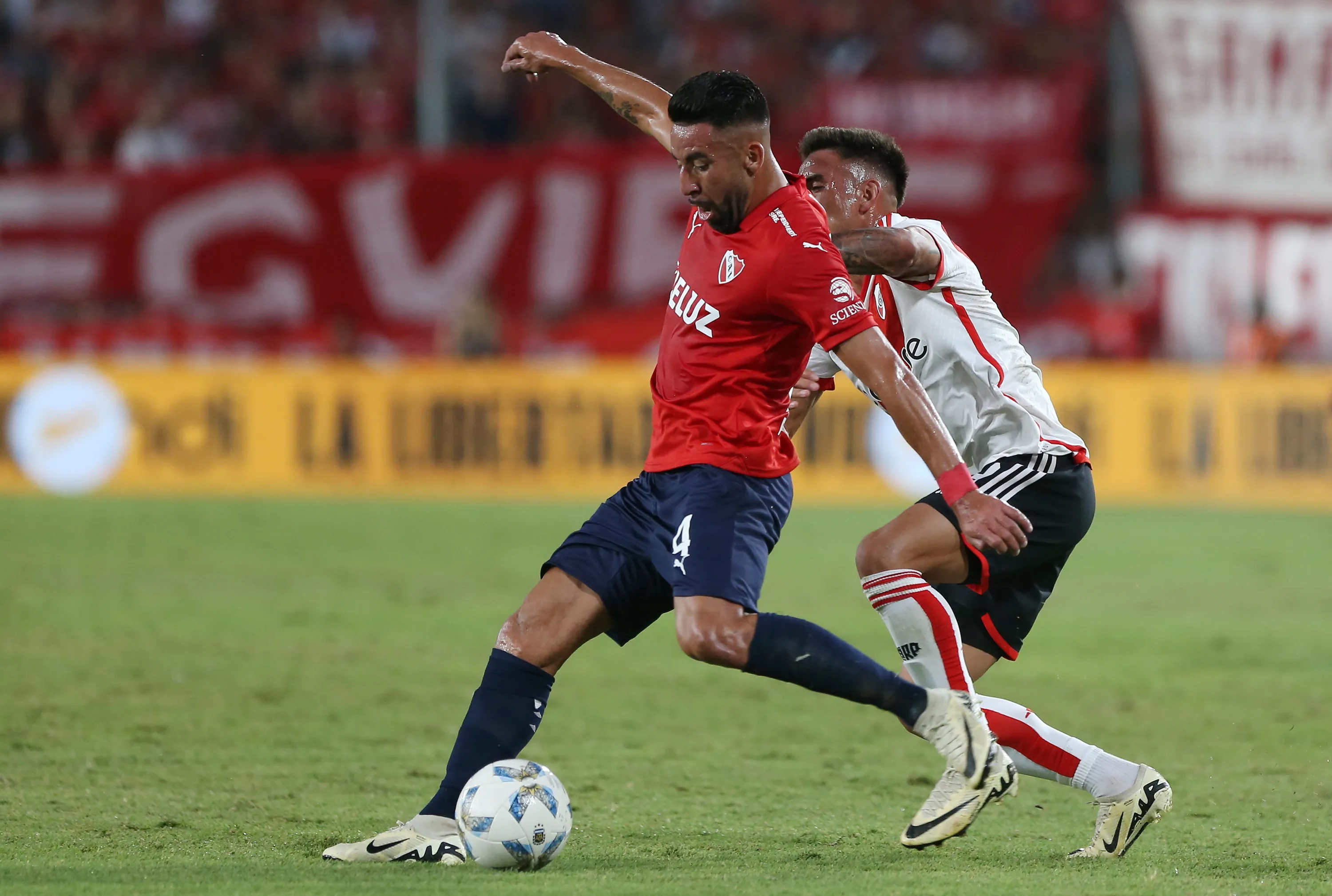 Mauricio Isla jugó en Independiente. ¿Volverá? (Daniel Jayo/Getty Images).