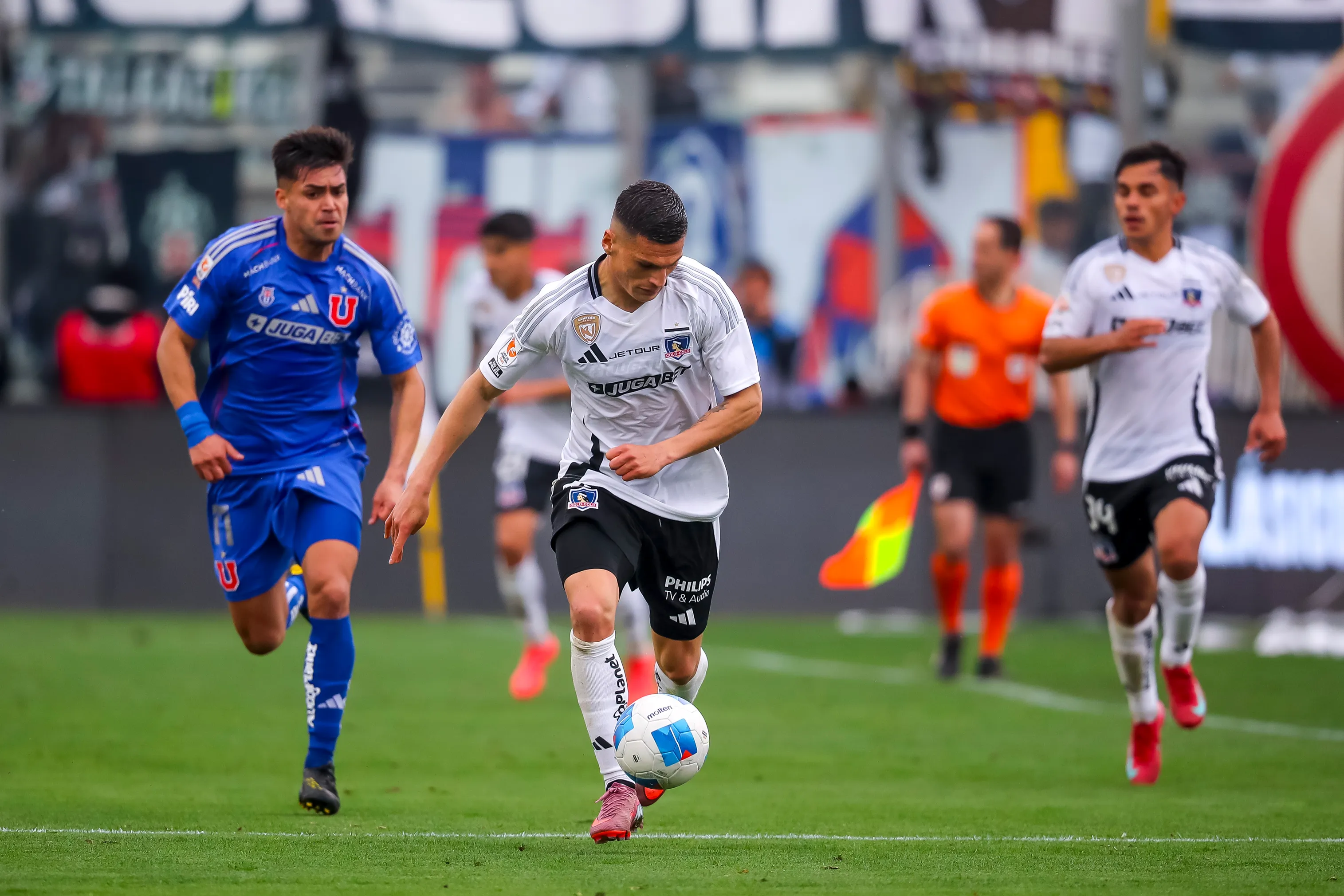 Colo Colo y la U jugarán primero en el Monumental. Foto: Pepe Alvujar/Photosport