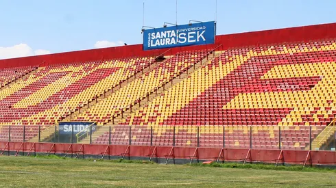 UE celebra: la cancha del Santa Laura por fin tiene nuevo pasto.