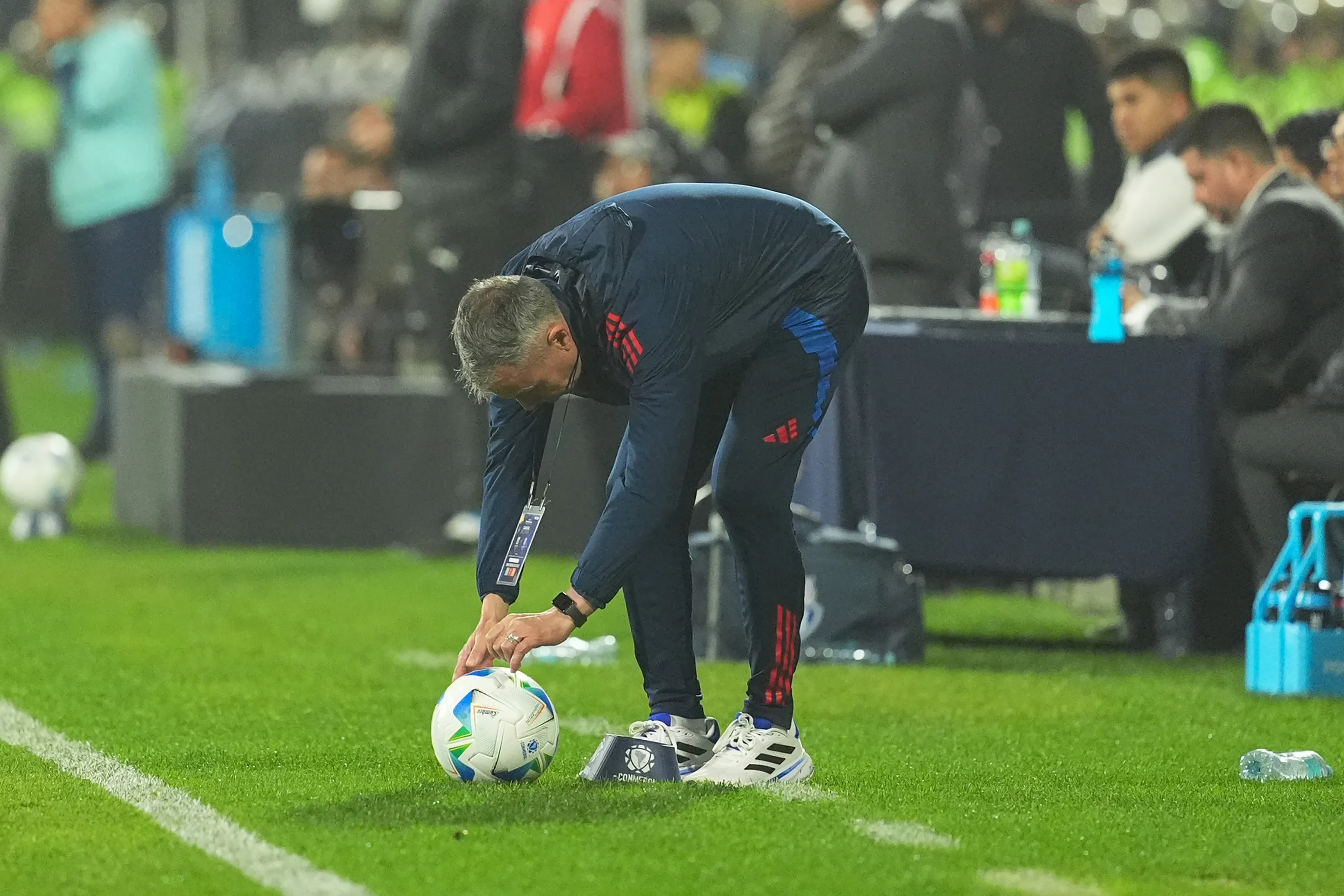 Gustavo Álvarez pone la pelota al piso en Perú. (Photo by Raul Sifuentes/Getty Images)