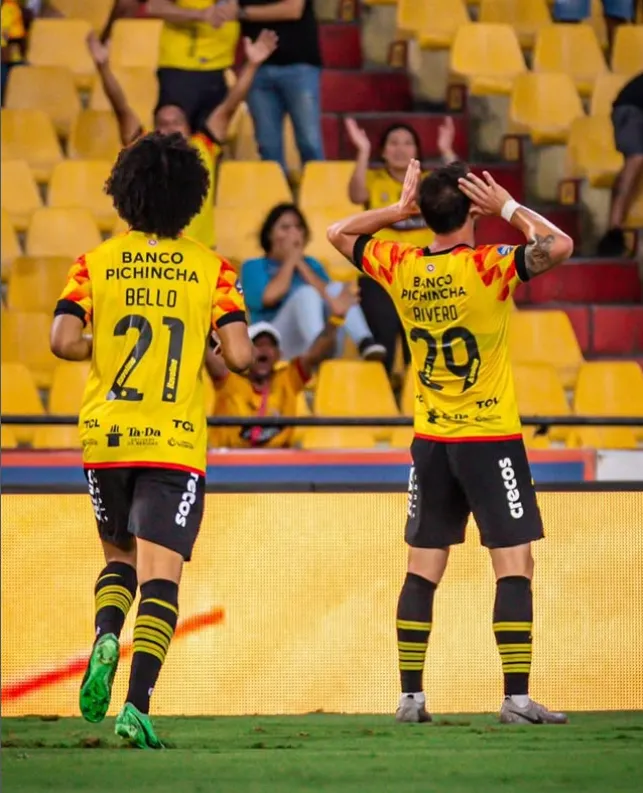 Octavio Rivero celebra un gol junto al venezolano Eduard Bello, quien aparentemente no seguirá en la Universidad Católica. (Foto: Instagram).