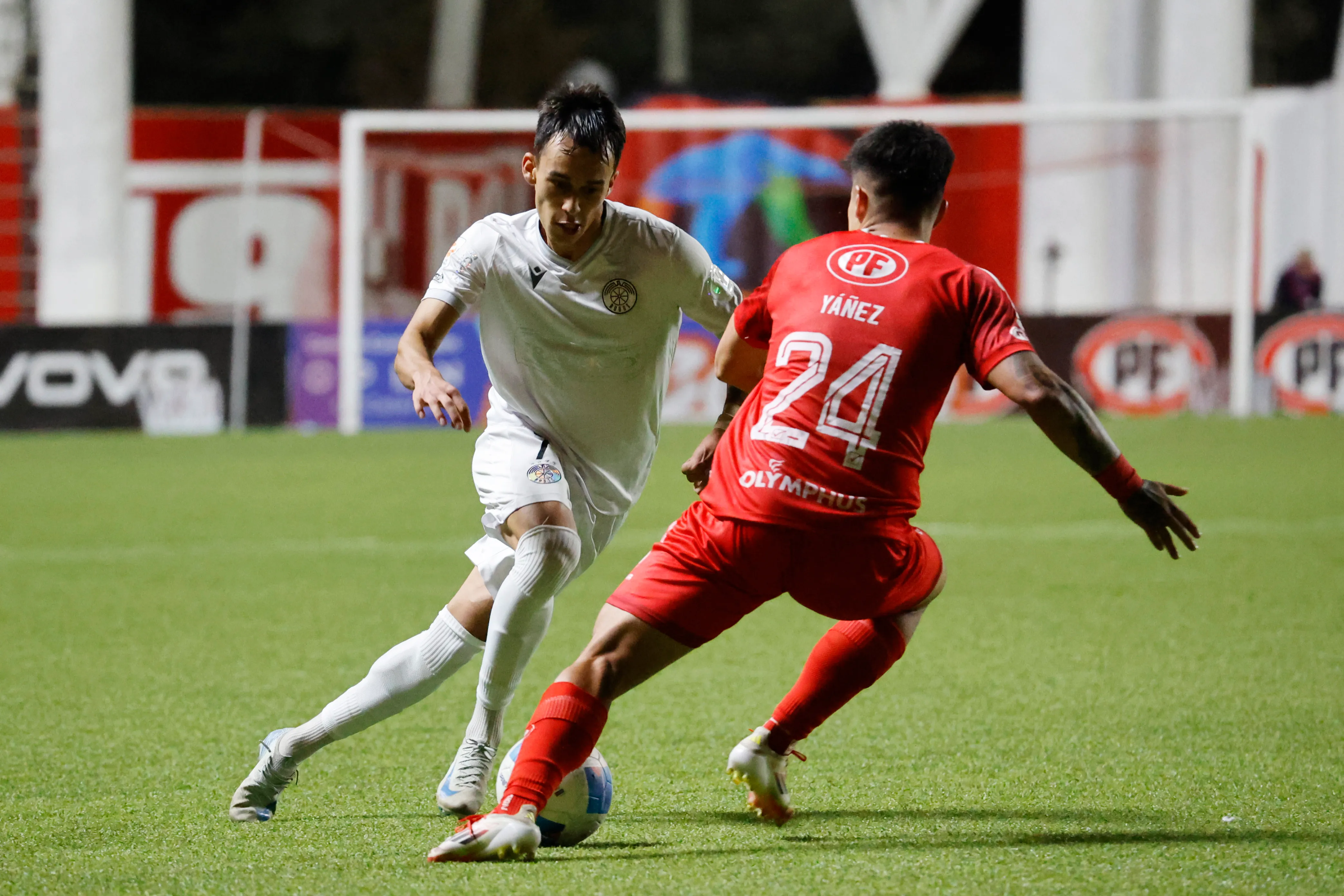 Felipe Yáñez marca a Paolo Guajardo en un La Calera vs Audax Italiano. (Raul Zamora/Photosport).