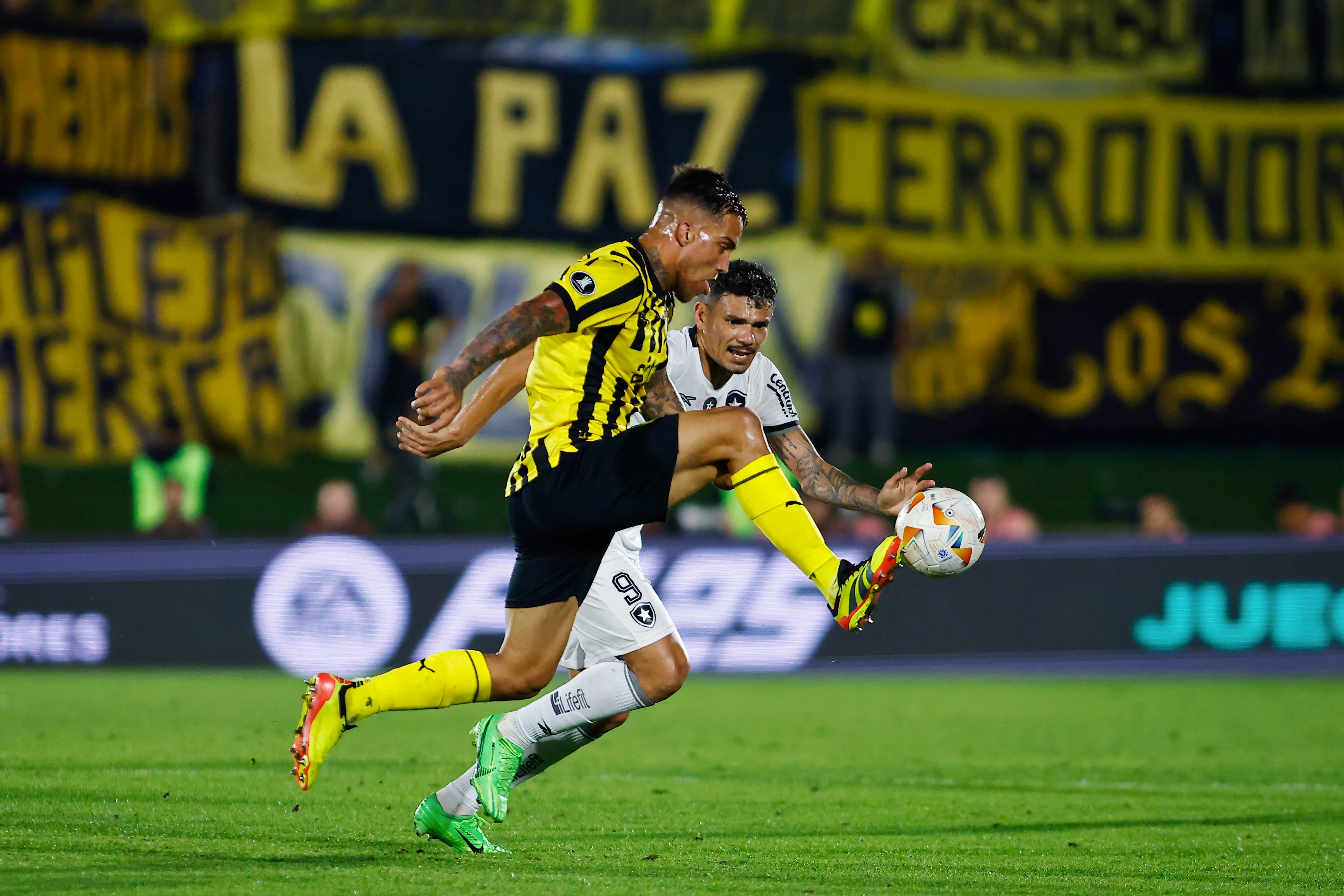 Javier Méndez se acerca a pasos agigantados al estadio Monumental. (Ernesto Ryan/Getty Images).