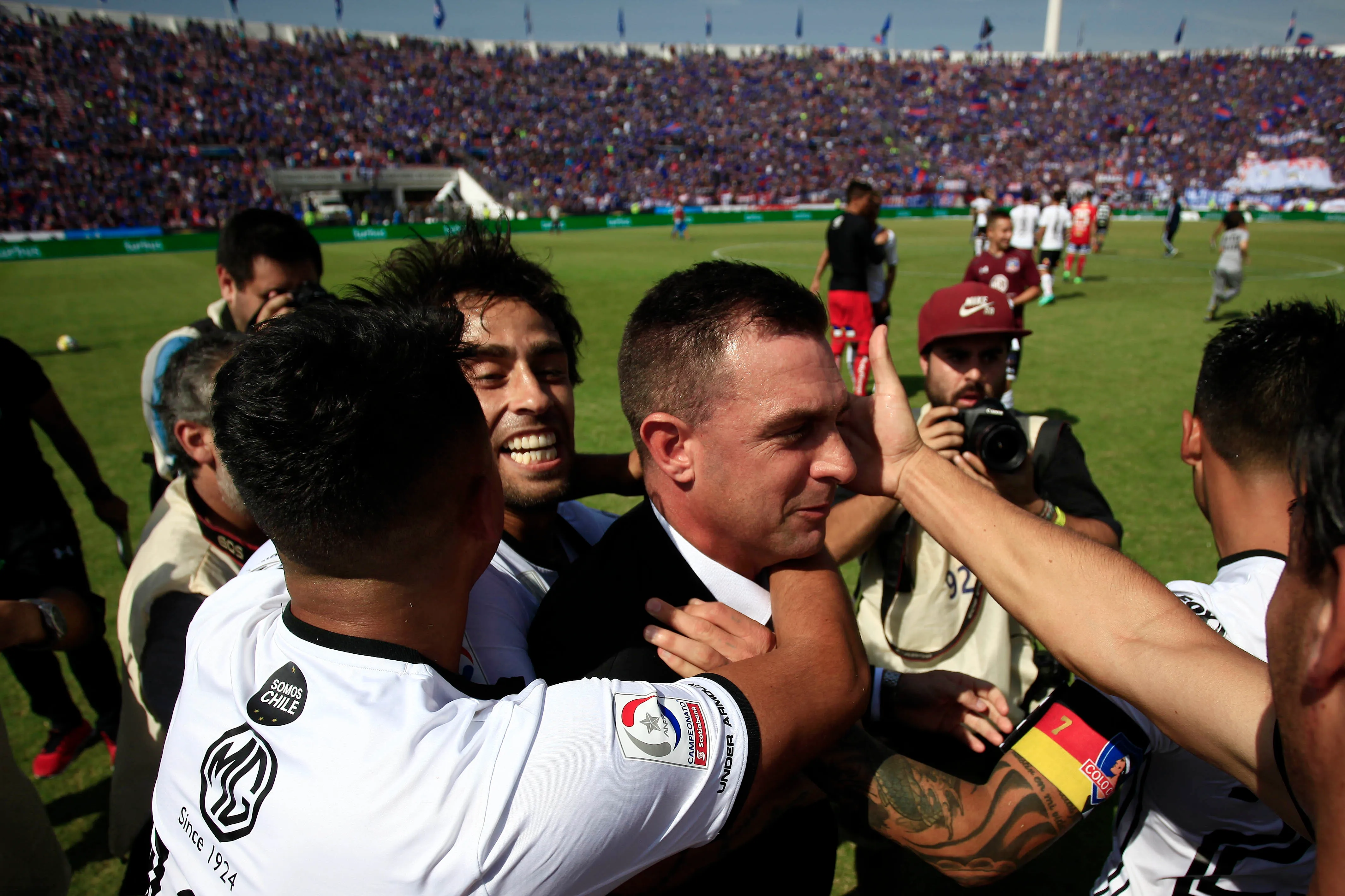 Así celebró Colo Colo con el renunciado Pablo Guede ante Universidad de Chile. (Felipe Zanca/Photosport).