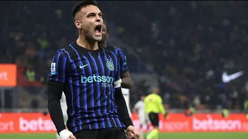 Inter Milan y Napoli se enfrentan por la Serie A Italiana.