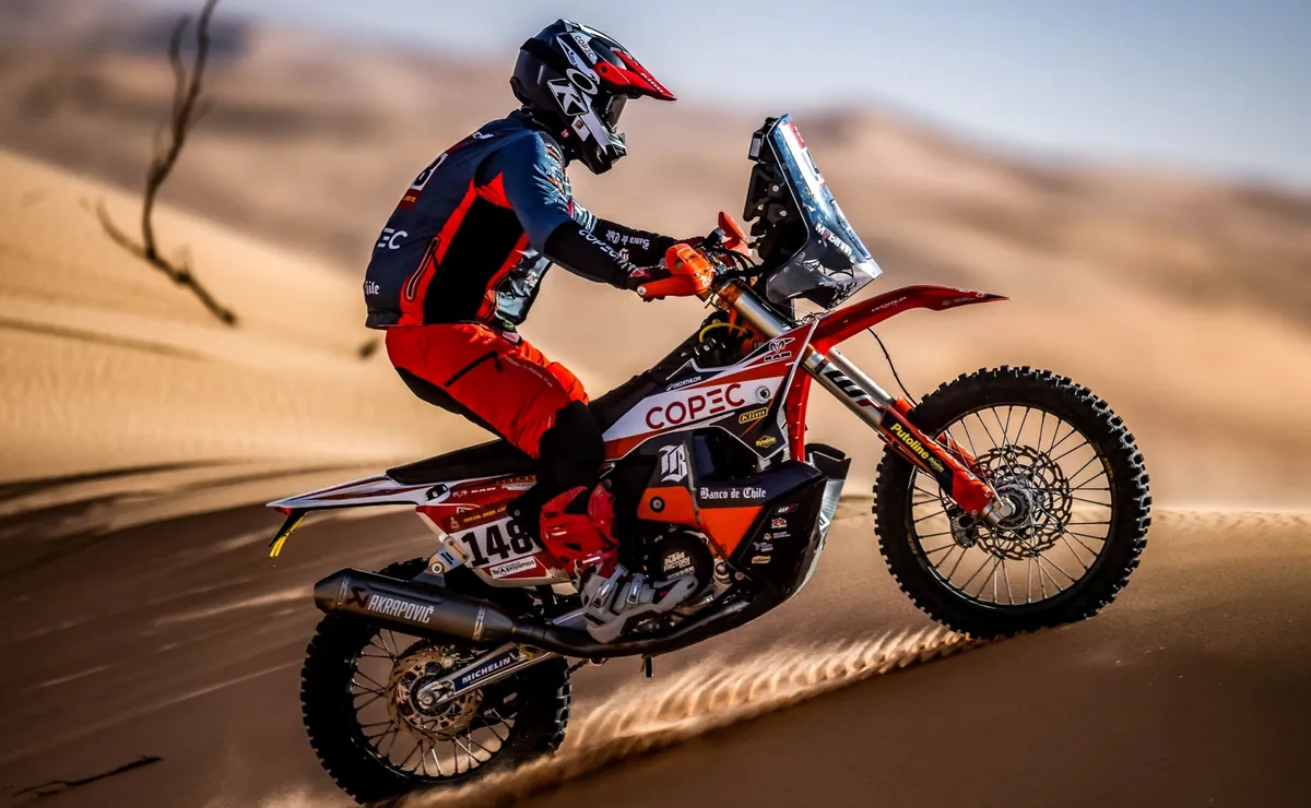 Chileno en Rally Dakar 2026 comparte con ex DT de Alexis Sánchez