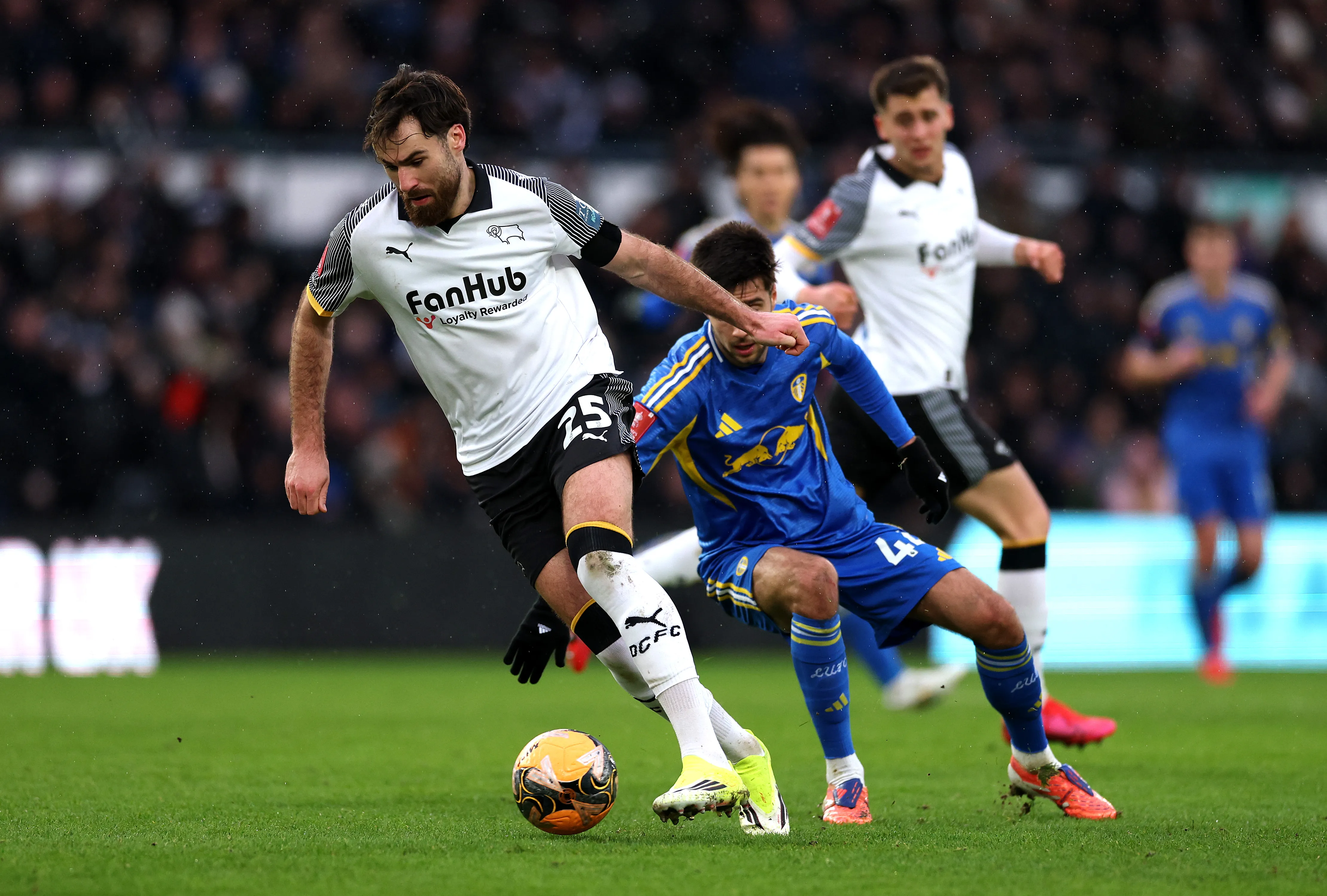 Ben Brereton volvió a marca y le da el triunfo al Derby County ante el Leeds United. Foto: Getty Images.