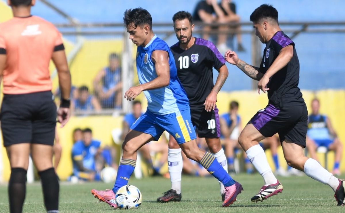 “Corre con ventaja”: Vicente Pizarro suma elogios en su primer triunfo con Rosario Central