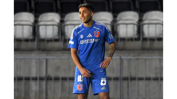 Futbol, Universidad de Chile vs Alianza Lima. Copa Sudamericana 2025. El jugador de Universidad de Chile Lucas Assadi, centro, celebra tras marcar un gol contra Alianza Lima durante el partido de vuelta de los cuartos de final de la Copa Sudamericana disputado en el estadio Francisco Sanzhez Rumoroso de Coquimbo, Chile. 25/09/2025 Alejandro Pizarro Ubilla/Photosport Football, Universidad de Chile vs Alianza Lima. 2025 Copa Sudamericana Championship. Universidad de Chile’s player Lucas Assadi, center, celebrates after scoring against Alianza Lima during a Copa Sudamericana Championship quarterfinal second leg match at the Francisco Sanchez Rumoroso stadium in Coquimbo, Chile. 25/09/2025 Alejandro Pizarro Ubilla/Photosport