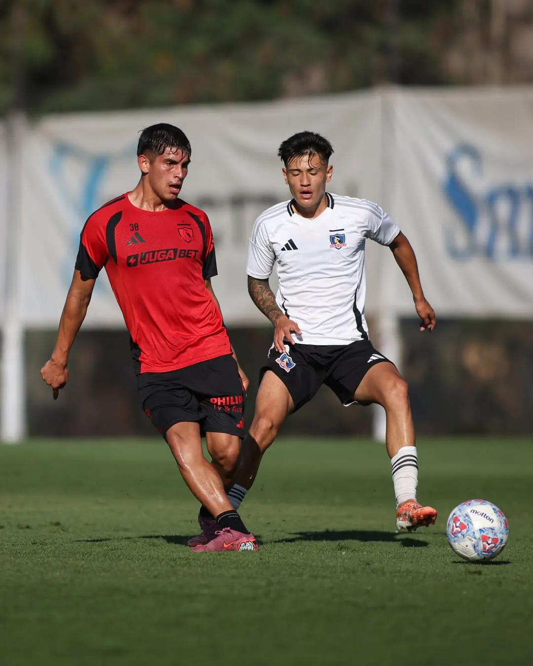 Yastin Cuevas jugando en el entrenamiento donde hizo dos goles