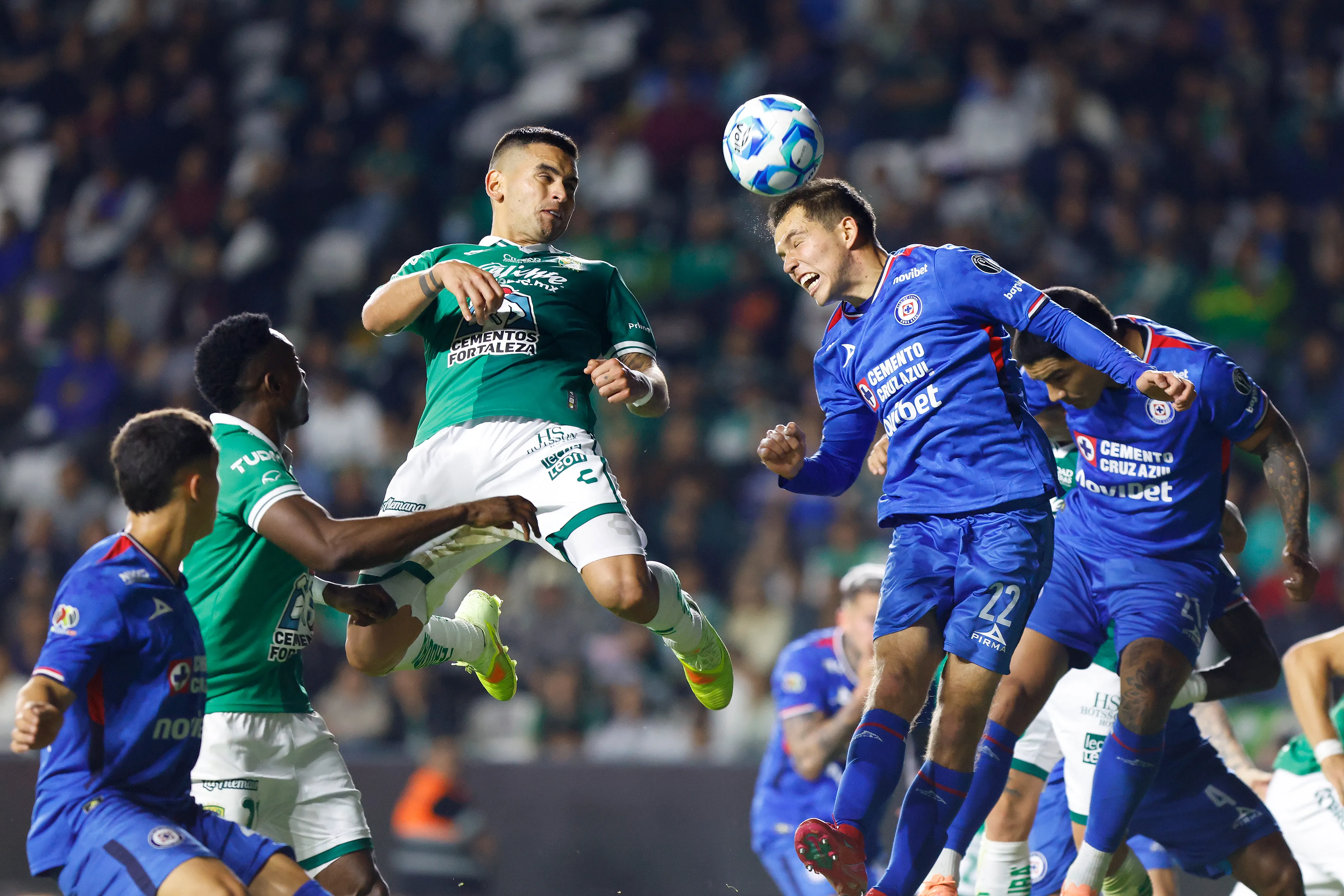 Sebastián Vegas tuvo un debut positivo en el León de México, que venció a la Cruz Azul. (Leopoldo Smith/Getty Images).