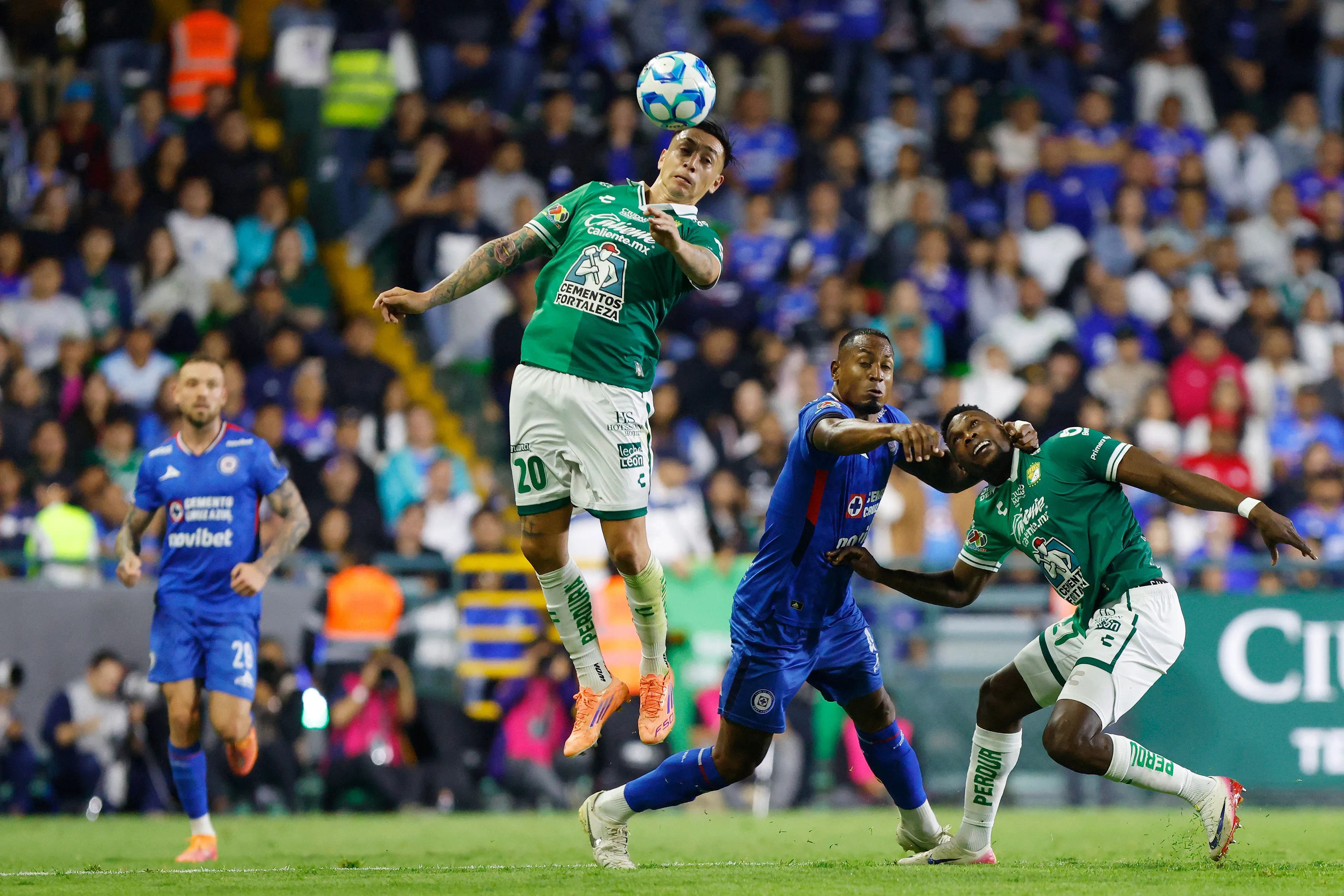 Rodrigo Echeverría fue titular en el debut del León. El mediocampista recibió tarjeta amarilla. (Leopoldo Smith/Getty Images).
