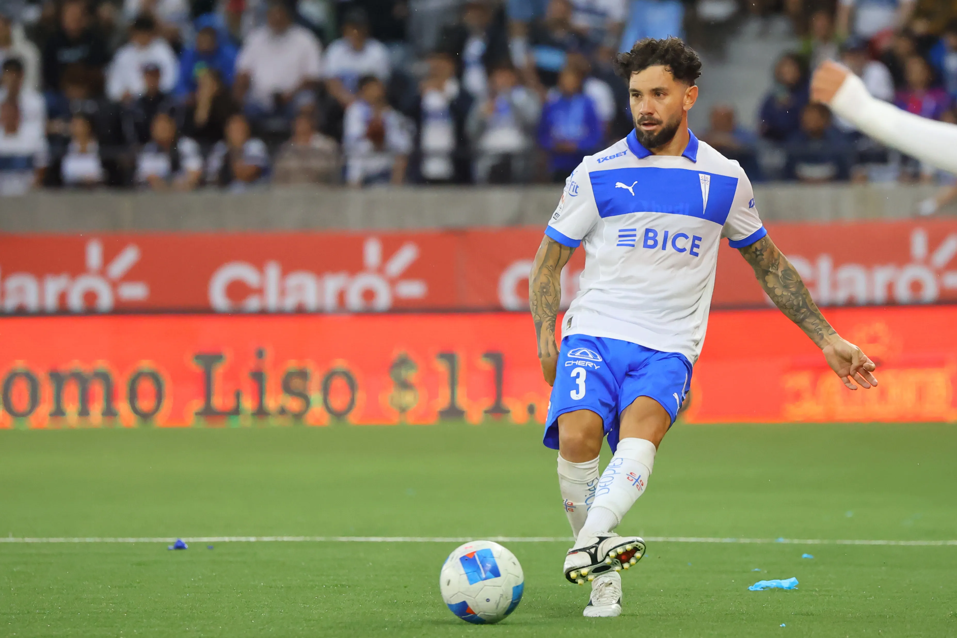 Daniel Garnero quiere competencia para Eugenio Mena en Universidad Católica. | Foto: Photosport.