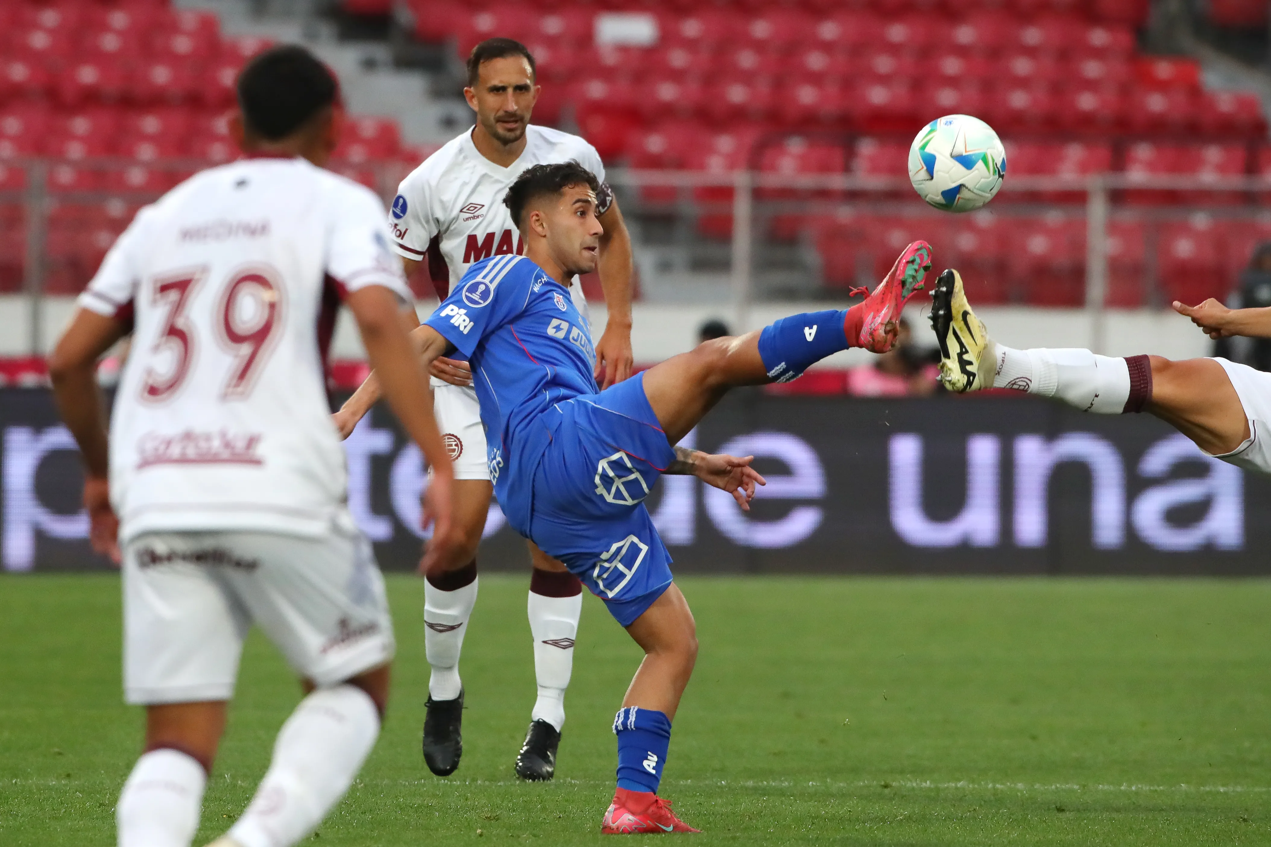 Lucas Assadi en acción frente a Lanús por la semifinal de la Copa Sudamericana. (Jonnathan Oyarzun/Photosport).