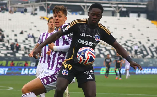 Manley Clerveaux en acción ante el Real Valladolid por el amistoso del centenario. (Dragomir Yankovic/Photosport).