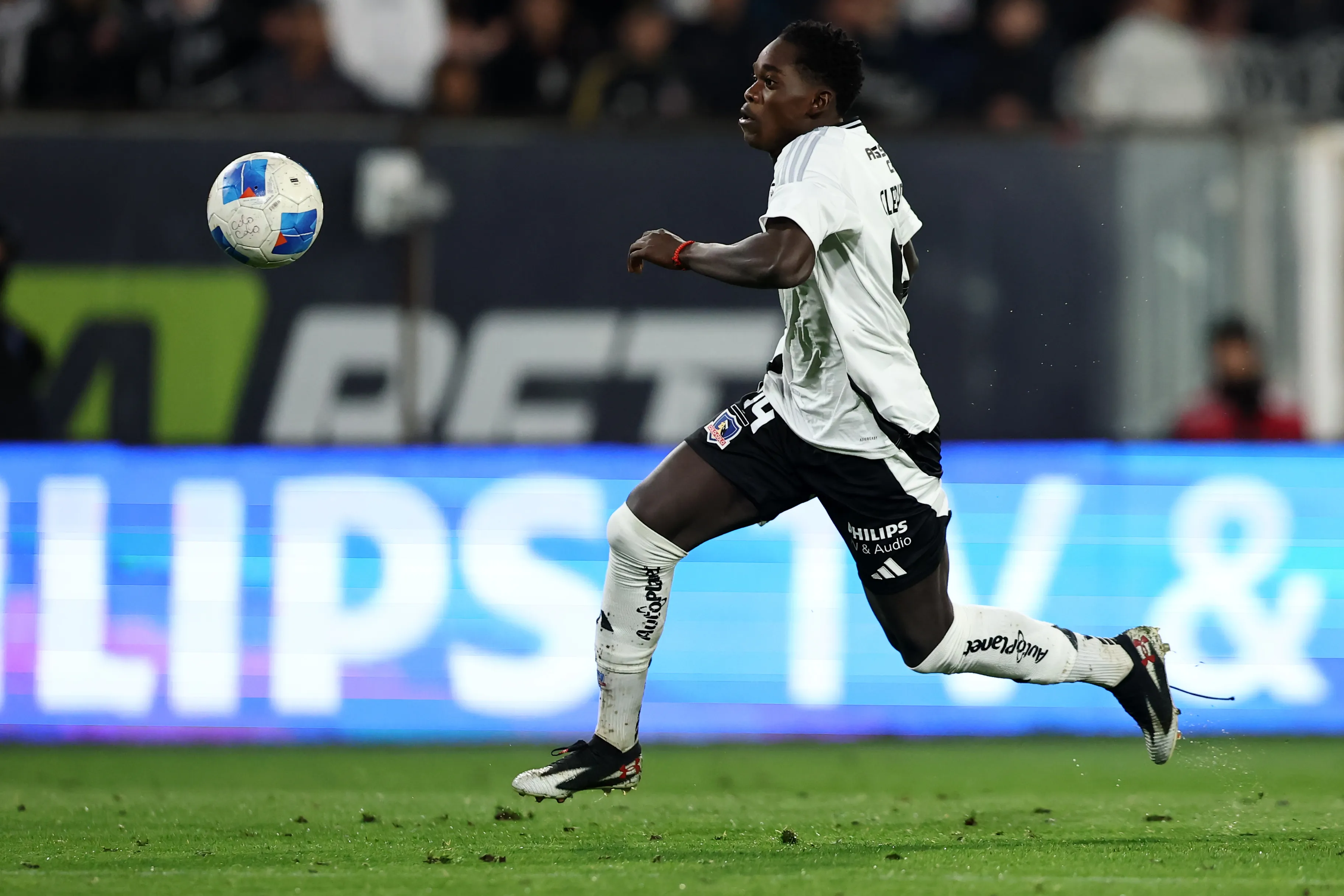 Manley Clerveaux en acción por Colo Colo. (Javier Torres/Photosport).