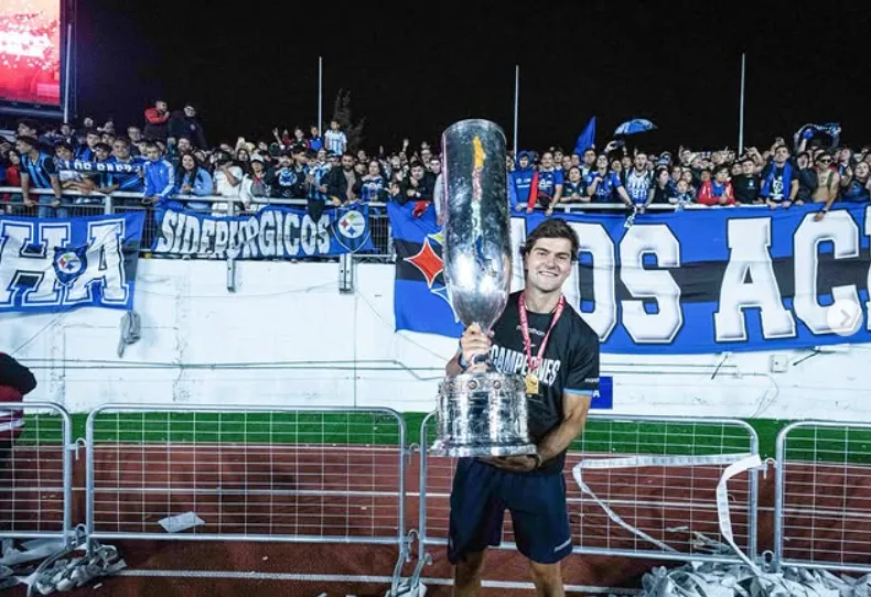Sebastián Pino festeja el título de la Copa Chile con Huachipato. (Captura Instagram).