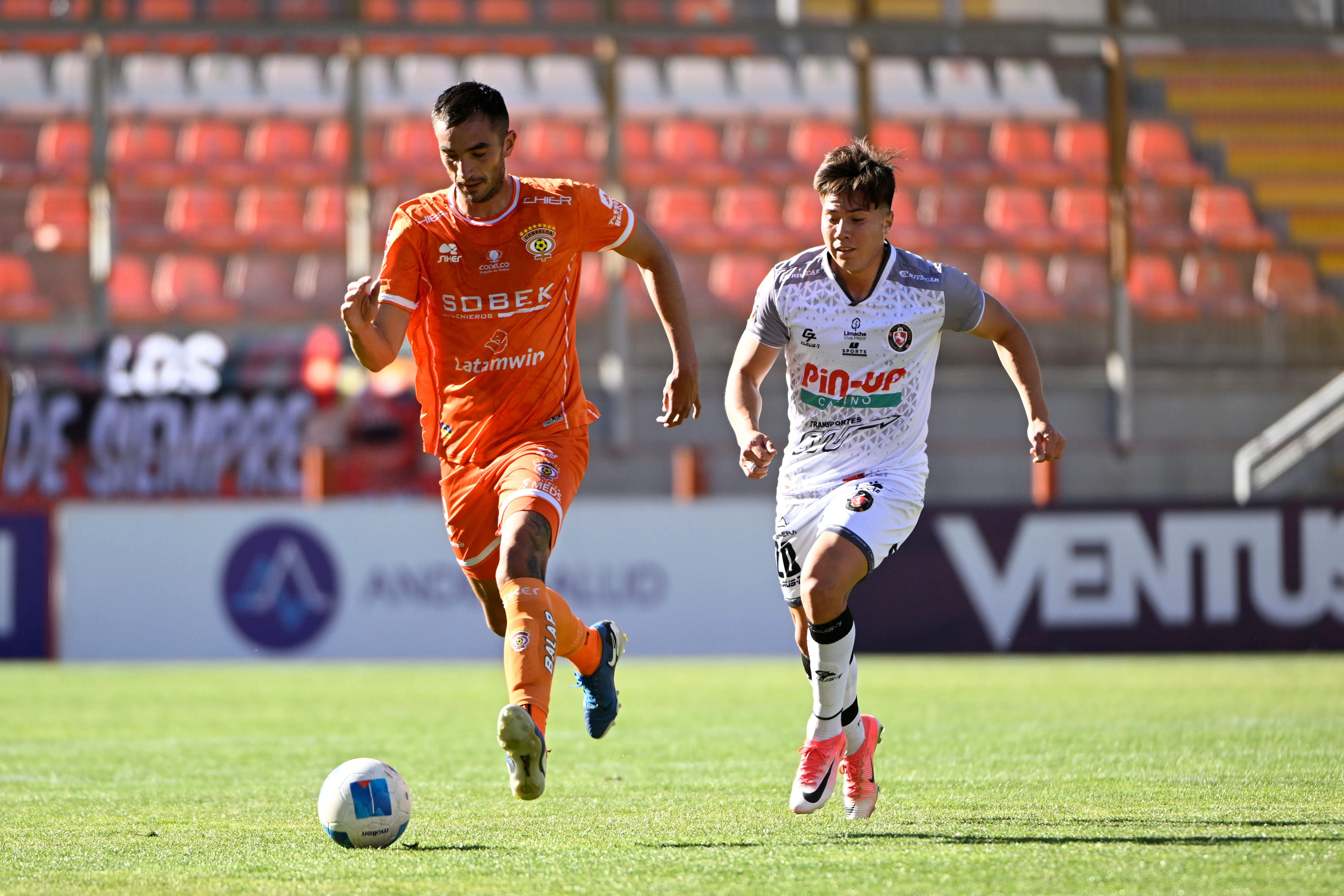 Agustín Heredia en acción por la Copa Chile ante Deportes Limache, subcampeón del certamen. (Pedro Tapia/Photosport).
