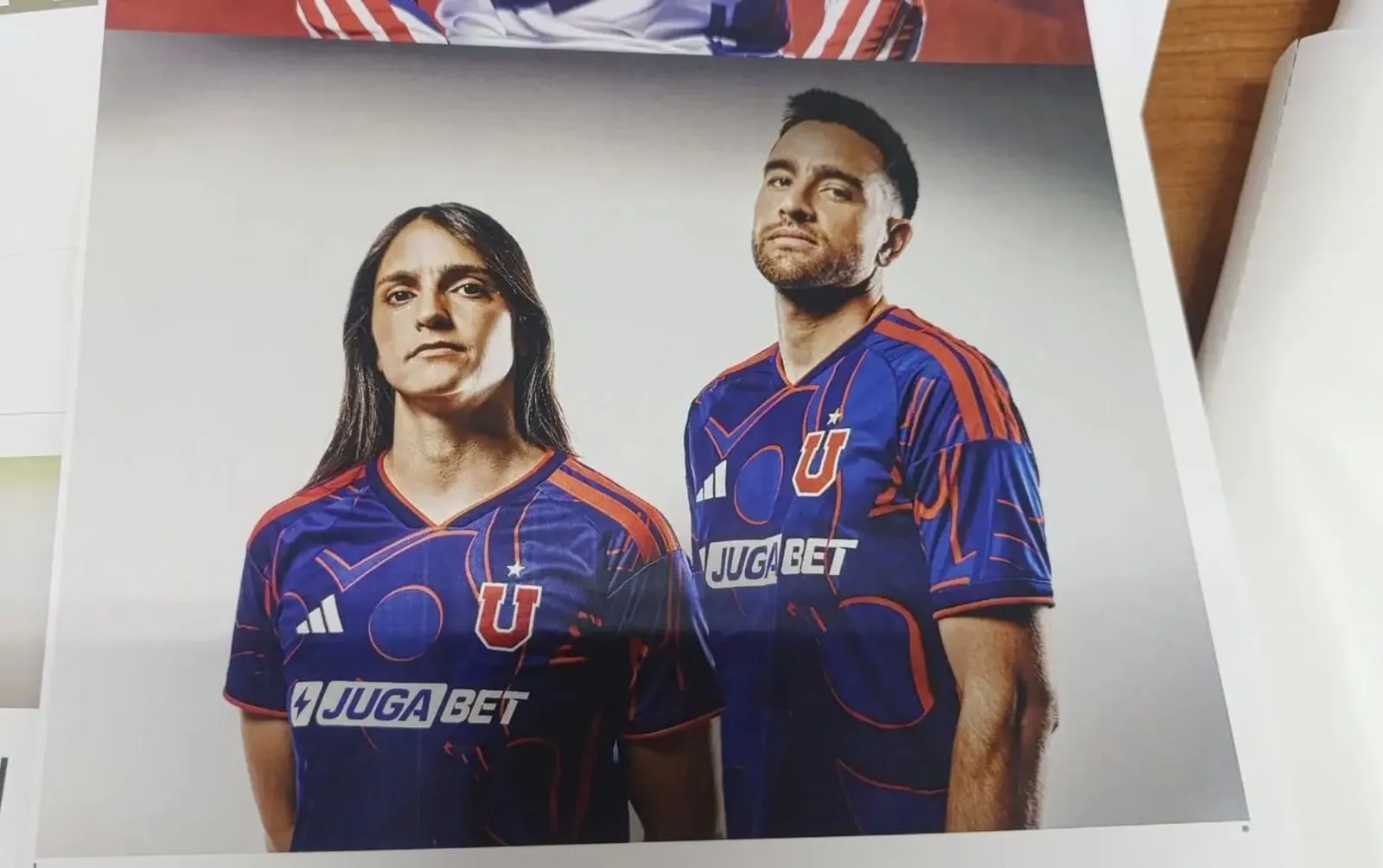Una de las fotos que se filtró en redes con Matías Zaldivia y Daniela Zamora con las nuevas camisetas.