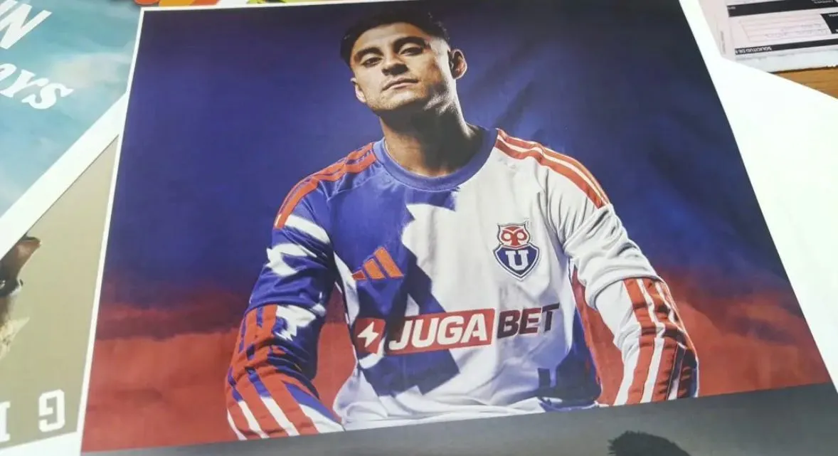 La camiseta blanca que fue filtrada no tiene la U en el corazón.