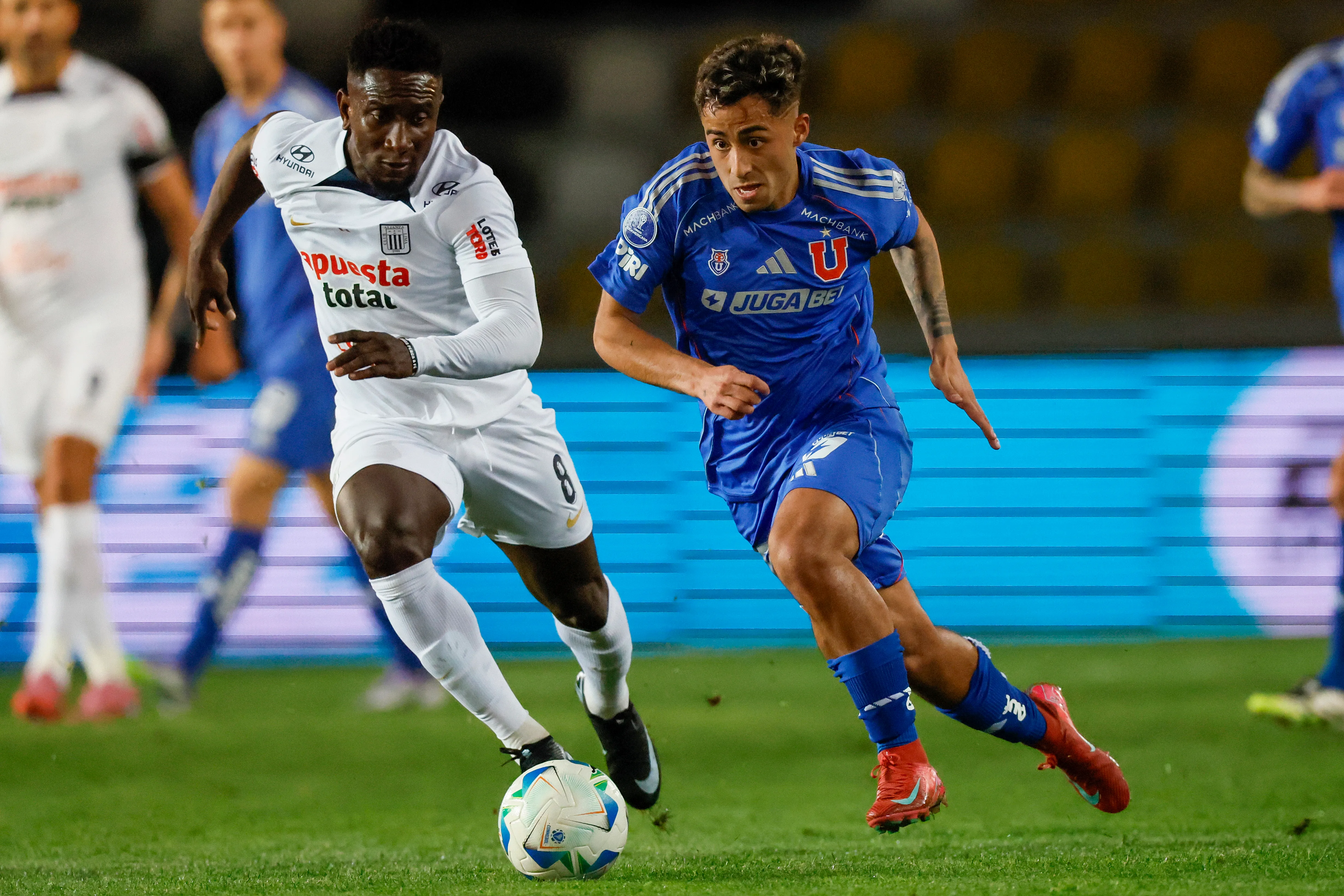 Lucas Assadi en acción ante Alianza Lima en los cuartos de final de la Copa Sudamericana. (Andrés Piña/Photosport).