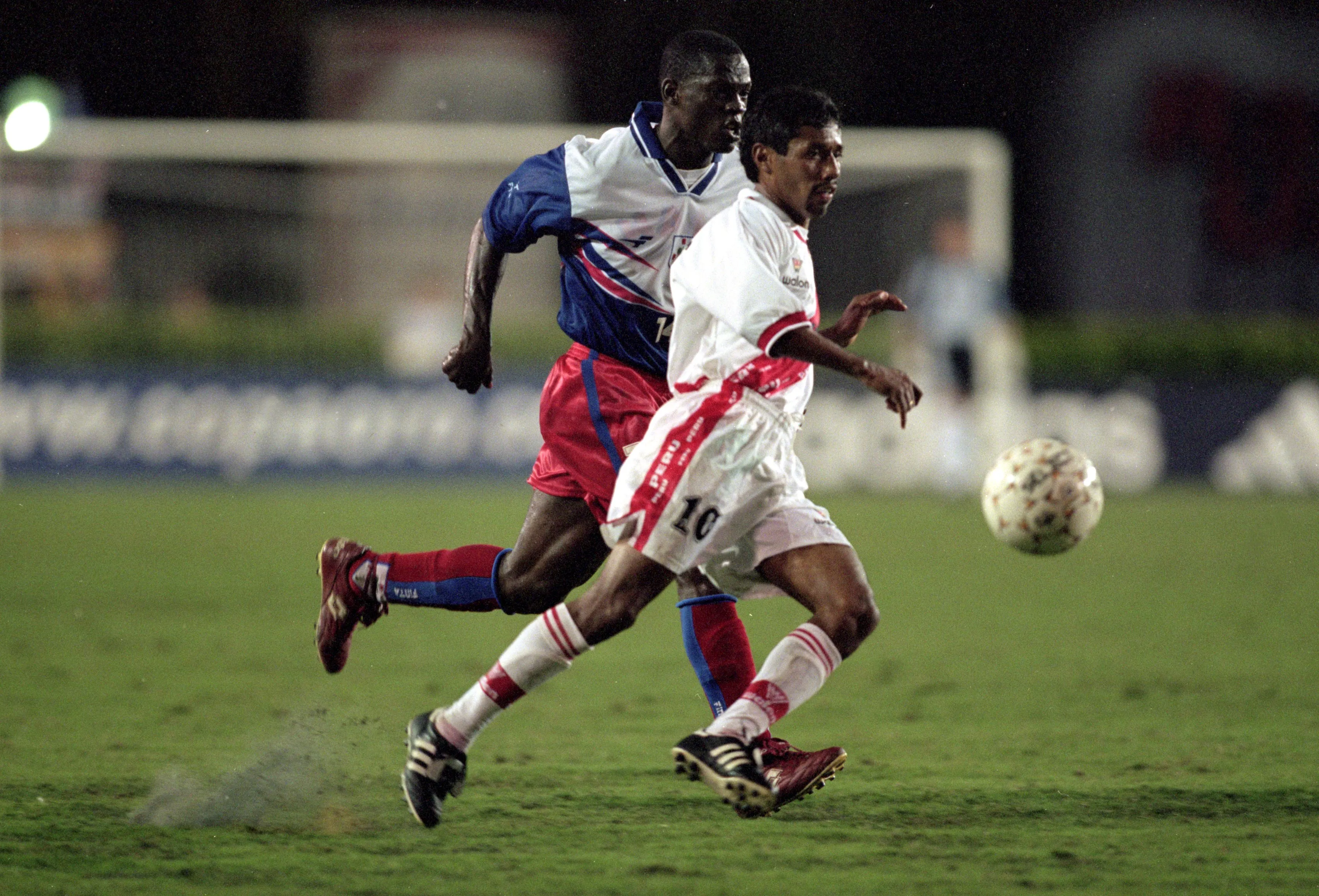 Roberto Palacios en plena acción por la selección peruana. (Andy Lyons /Allsport).