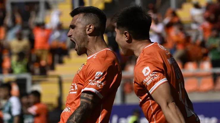 Gustavo Gotti celebra junto a Aldrix Jara, una figura de Cobreloa que se vistió de lila para 2026.