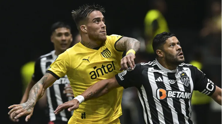 Javier Méndez ante Hulk en la Copa Libertadores.