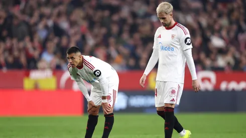 Matías Almeyda se lanza contra los delanteros de Sevilla.