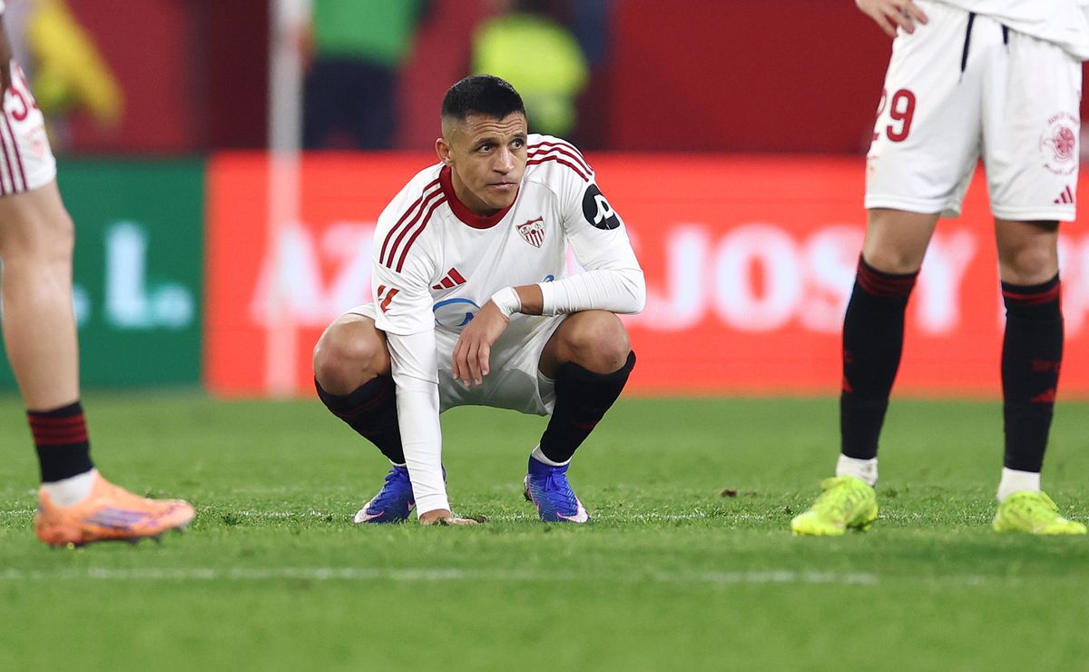 Lapidan a Alexis Sánchez en Sevilla: “Ya no tiene ritmo ni en un equipo mediano de Primera”