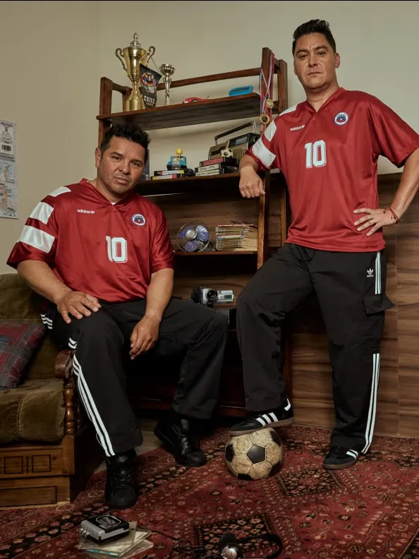 Héctor Tapia y Manuel Neira con la nueva camiseta ‘retro’ de La Roja. (Foto: Adidas)