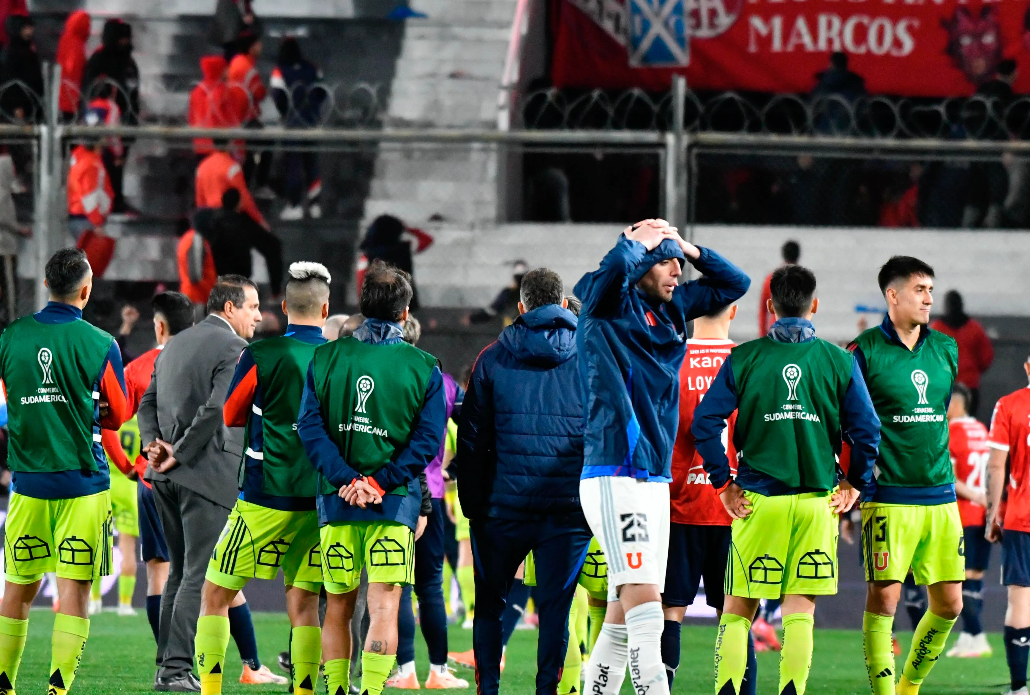 Así vivió el plantel de Universidad de Chile la violencia en las tribunas. (Fotobaires/Photosport).