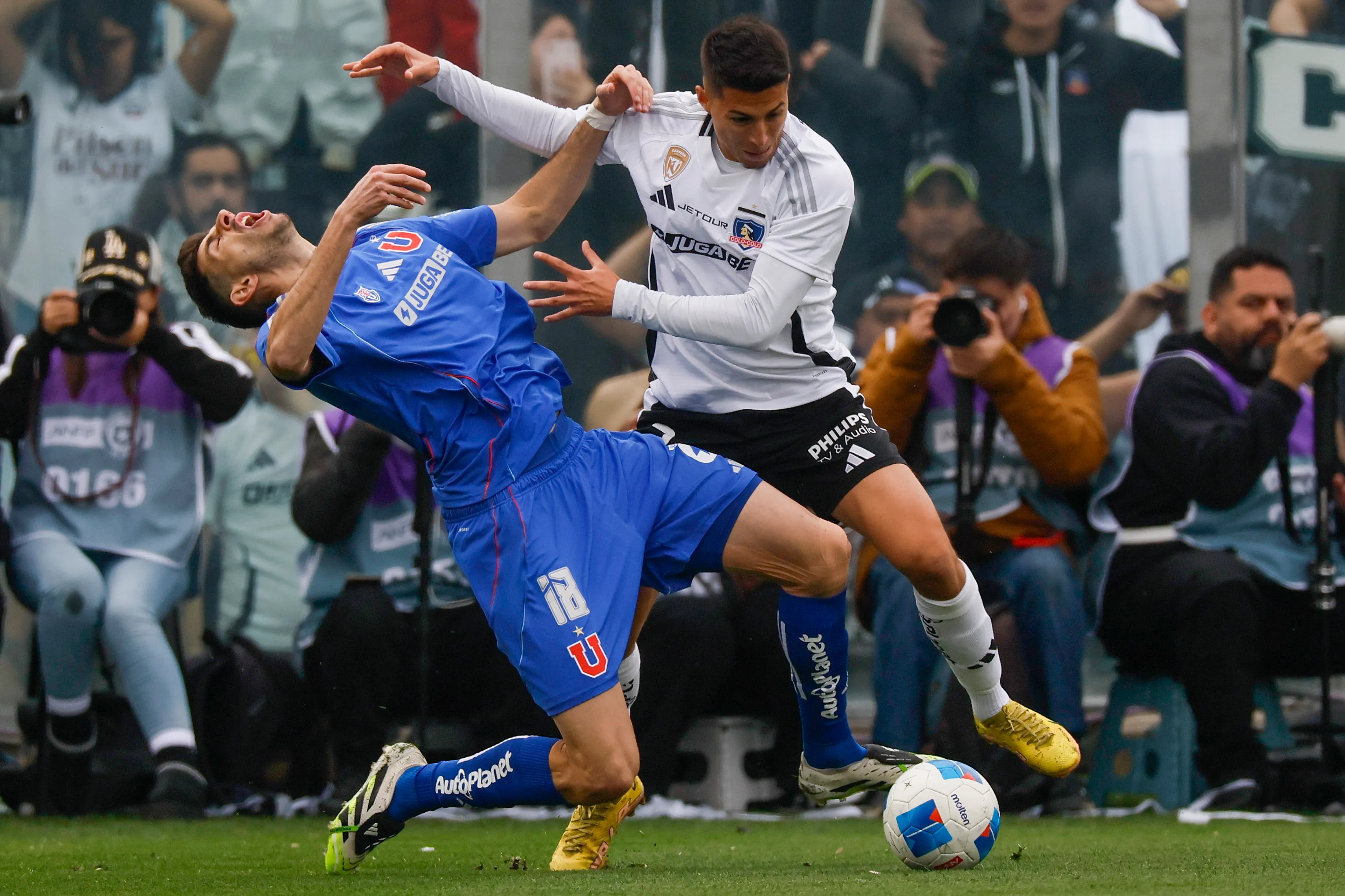 Jonathan Villagra es de los pocos defensores que siguen en Colo Colo
