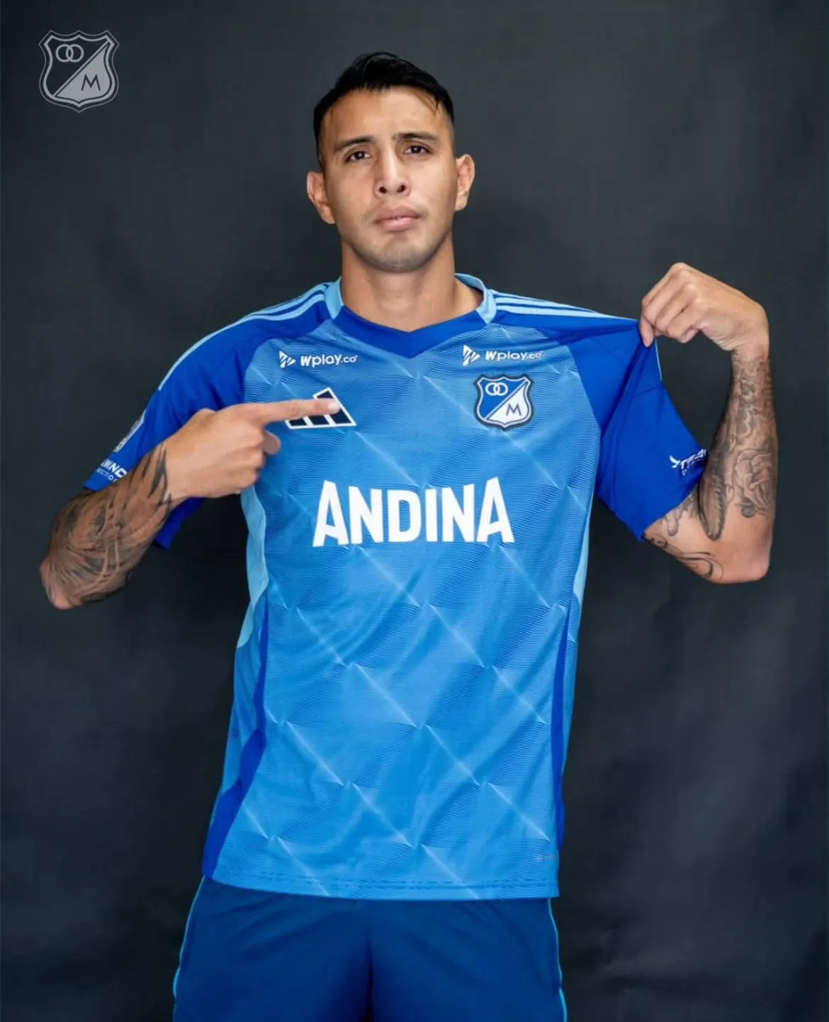 Rodrigo Contreras con la camiseta de Millonarios de Colombia.