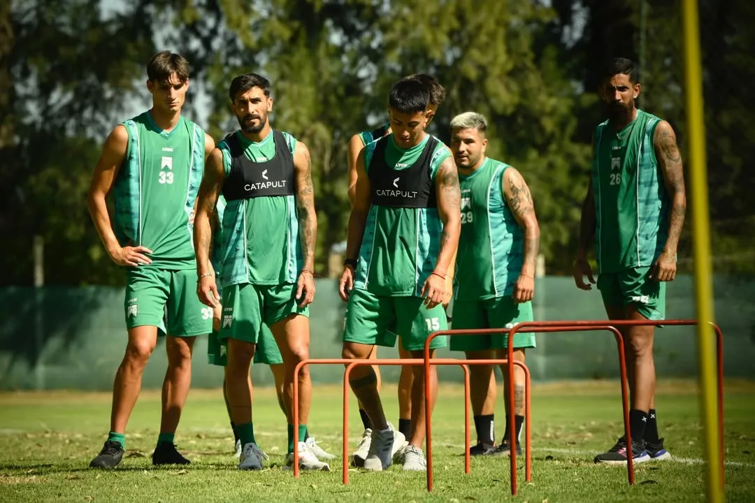 La imagen de la discordia: Enzo Hoyos (Con la 29) fue criticado por los hinchas por su peso