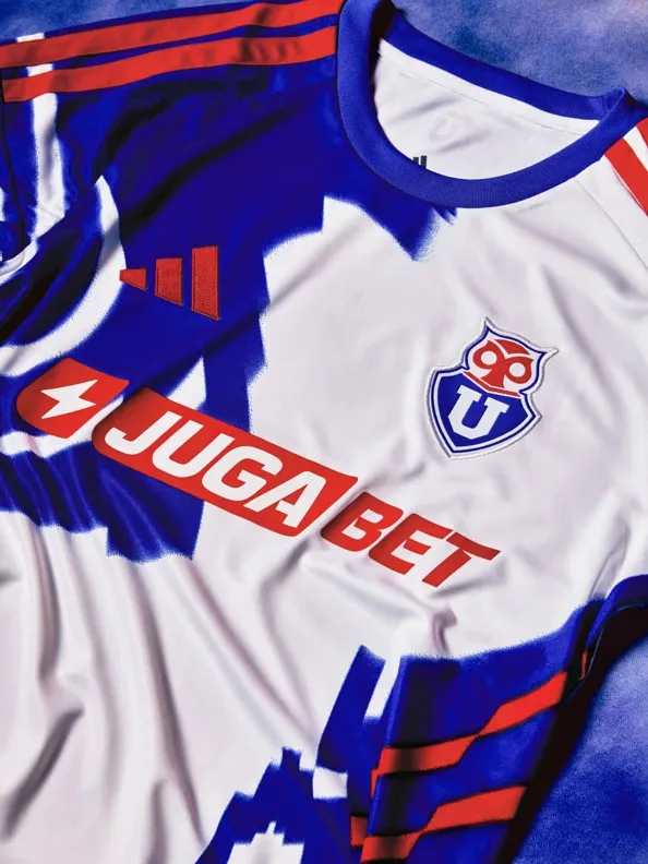 Esta es la nueva camiseta visitante de Universidad de Chile para el 2026. | Foto: Adidas.