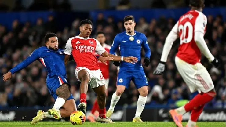 Blues y Gunner se enfrentan en uno de los duelos más atractivos de la temporada en Inglaterra.