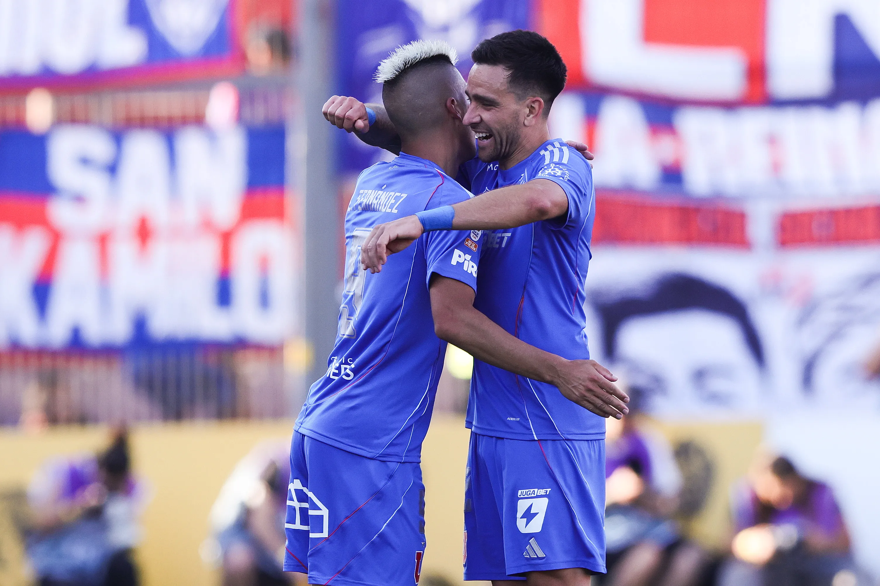 Matías Zaldivia se abraza con Leandro Fernández, nuevo refuerzo de Argentinos Juniors. (Felipe Zanca/Photosport).