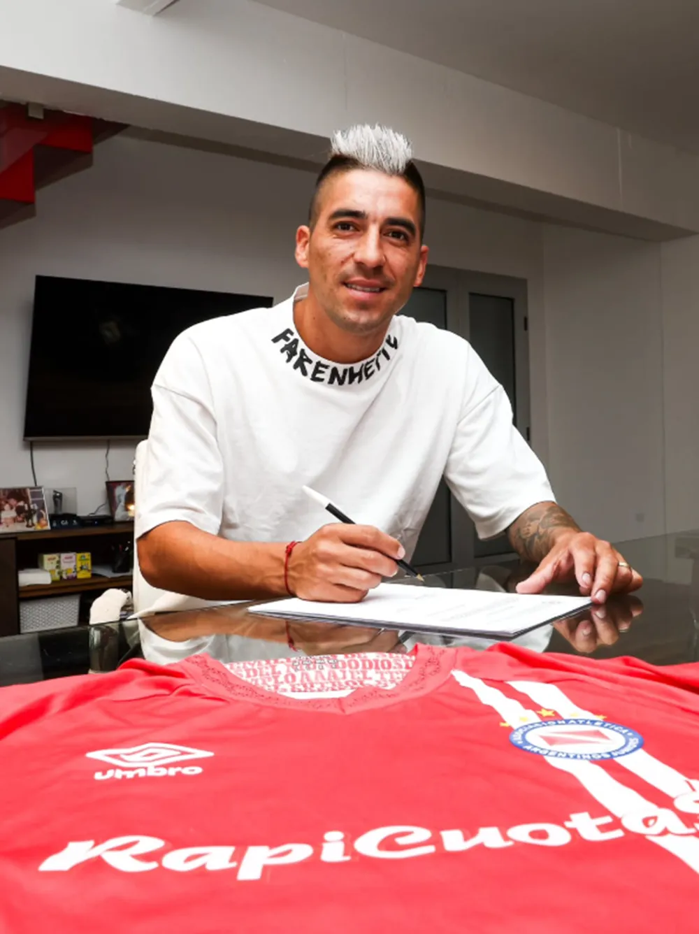 La firma de Leandro Fernández en Argentinos Juniors. (Foto: @AAAJOficial).