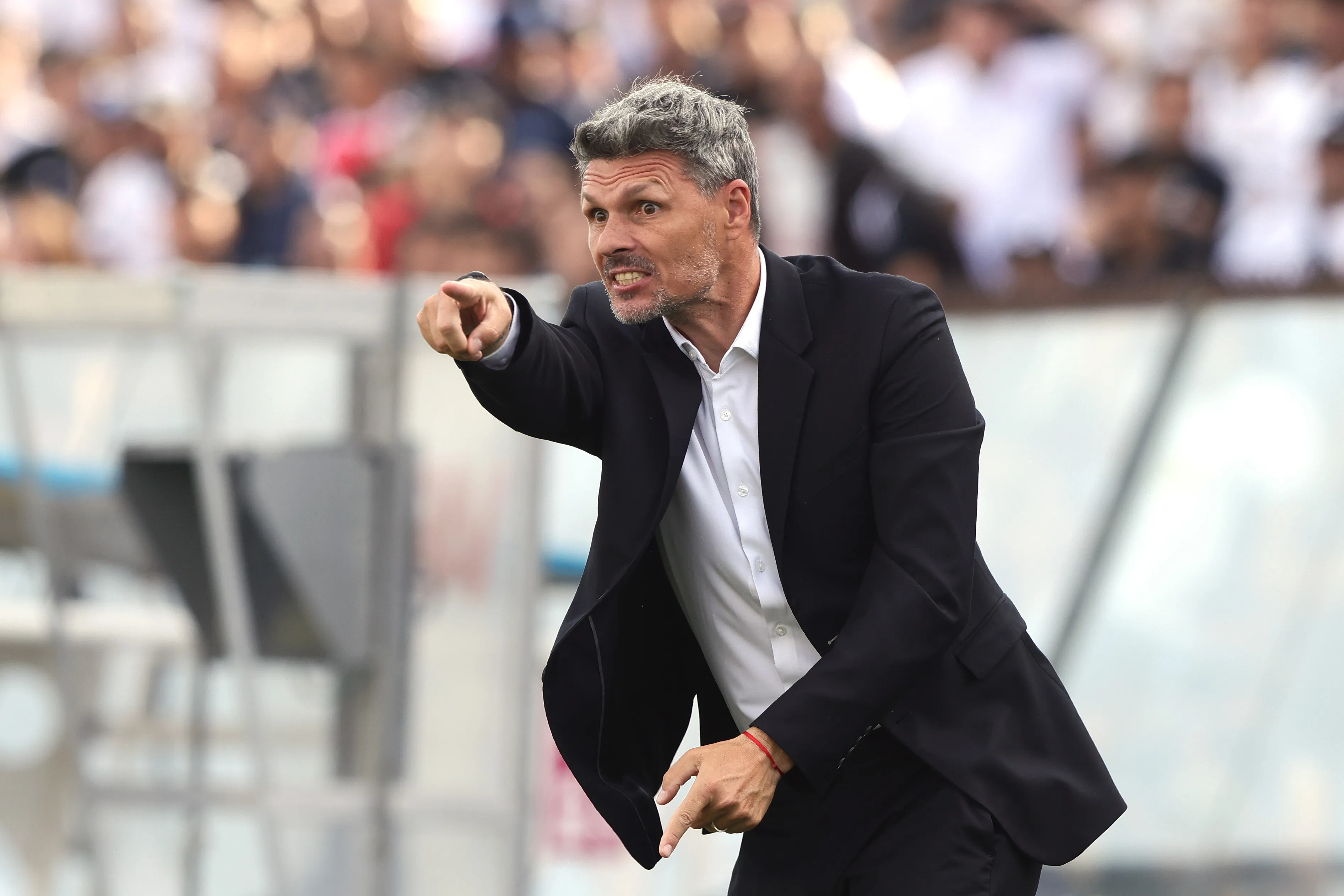 Fernando Ortiz mantiene la calma ante los tres refuerzos. (Felipe Zanca/Photosport).