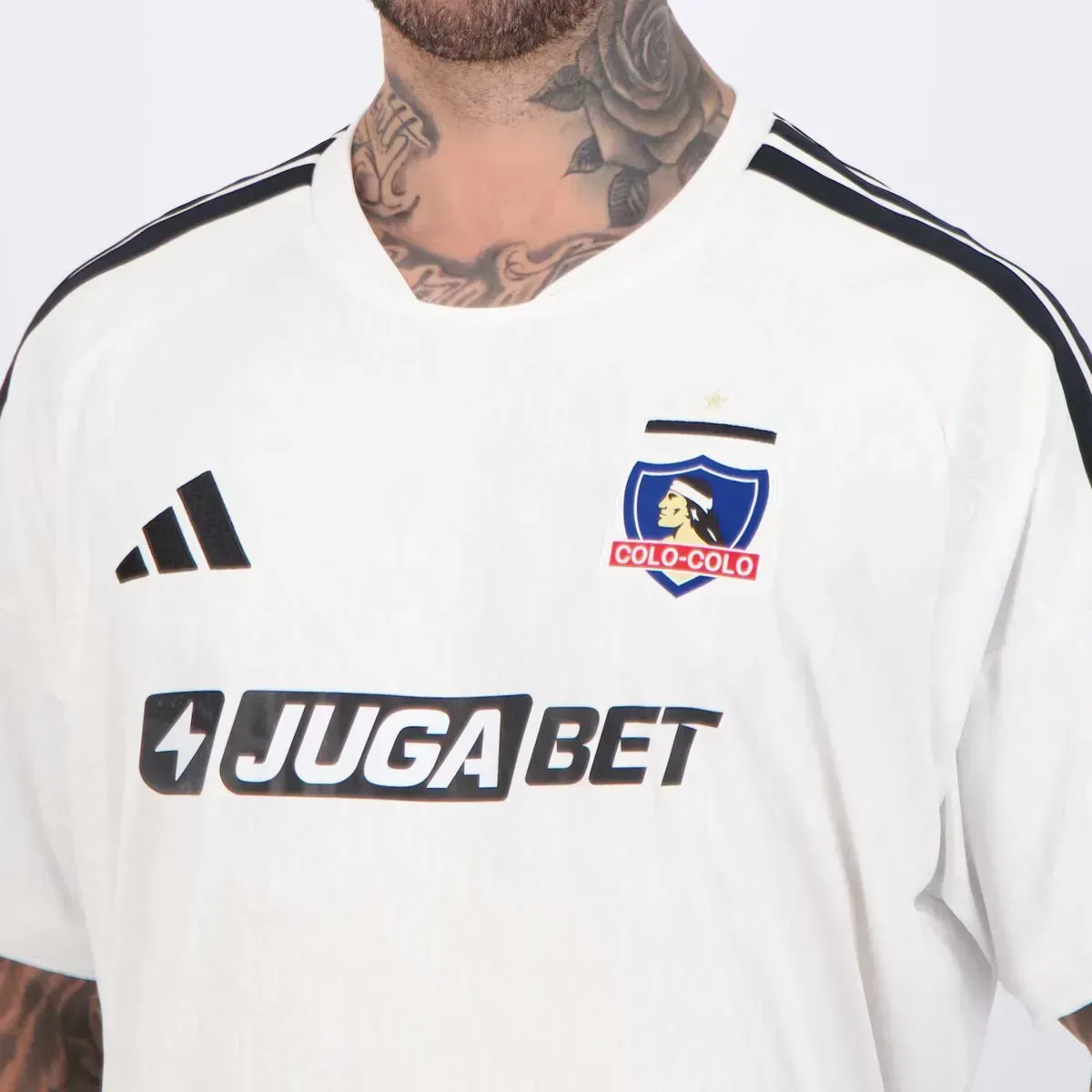 La nueva camiseta de Colo Colo 2026 todavía no será estrenada. | Foto: Archivo.