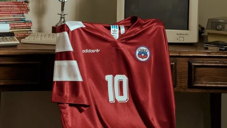 La nueva camiseta 'retro' de Adidas no pasó desapercibida.