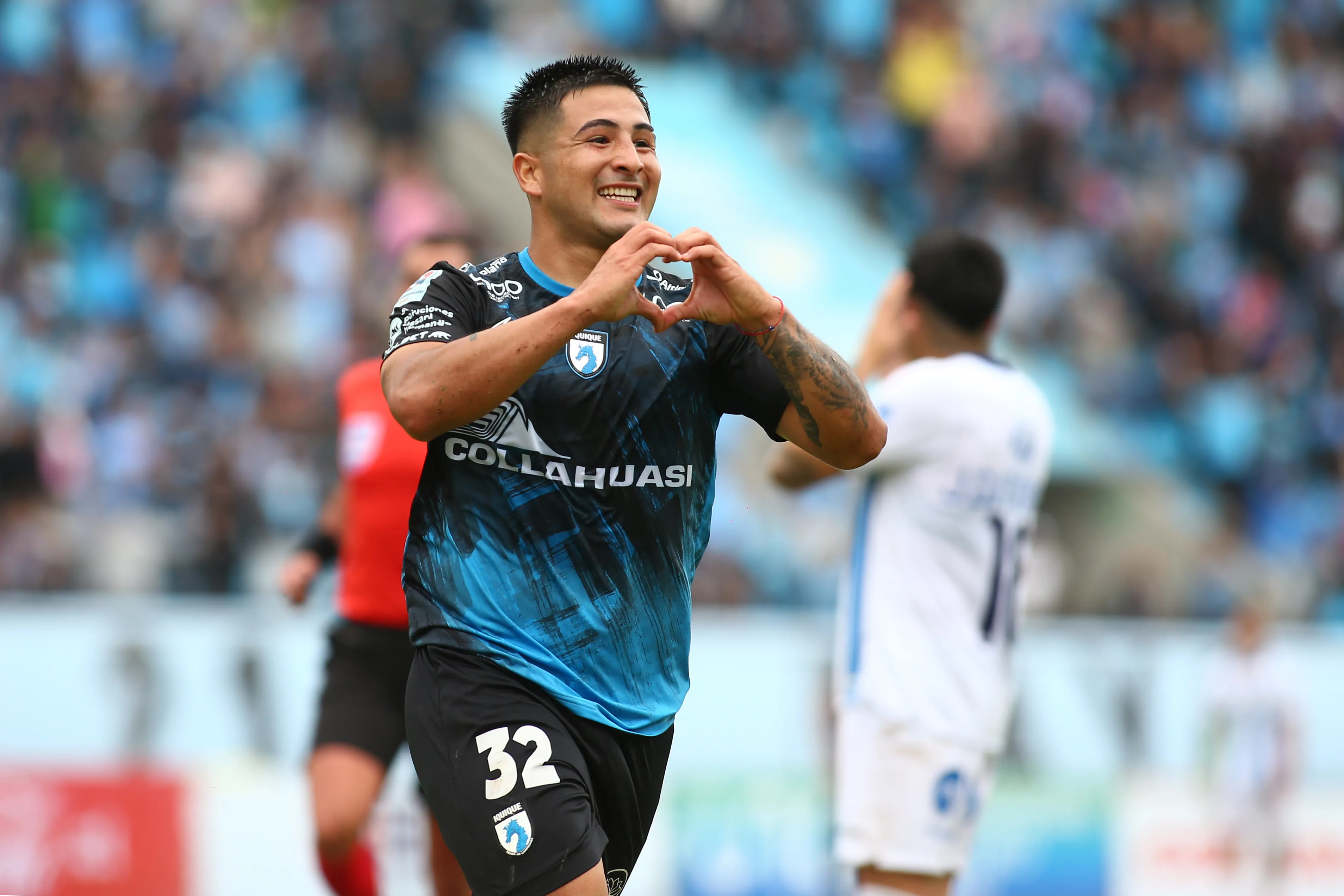 Enzo Hoyos celebra uno de los goles que anotó para Iquique. (Alex Diaz/Photosport).