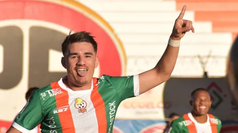 Diego Coelho celebra en Cobresal, donde hizo 27 goles.