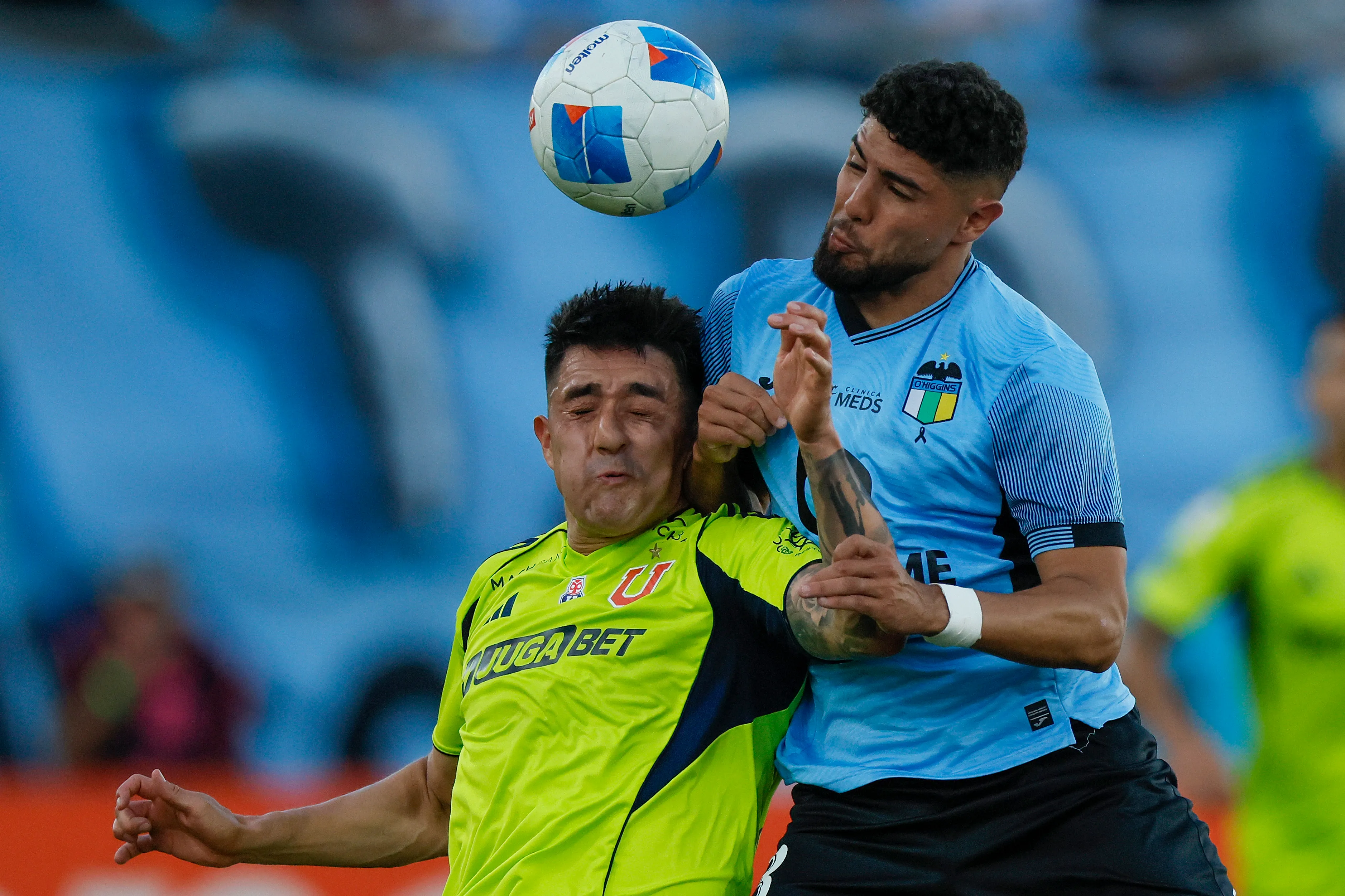 Maxi Romero ante Universidad de Chile en O’Higgins de Rancagua. Lucha con Ignacio Tapia, quien se fue a Perú. (Andres Pina/Photosport).