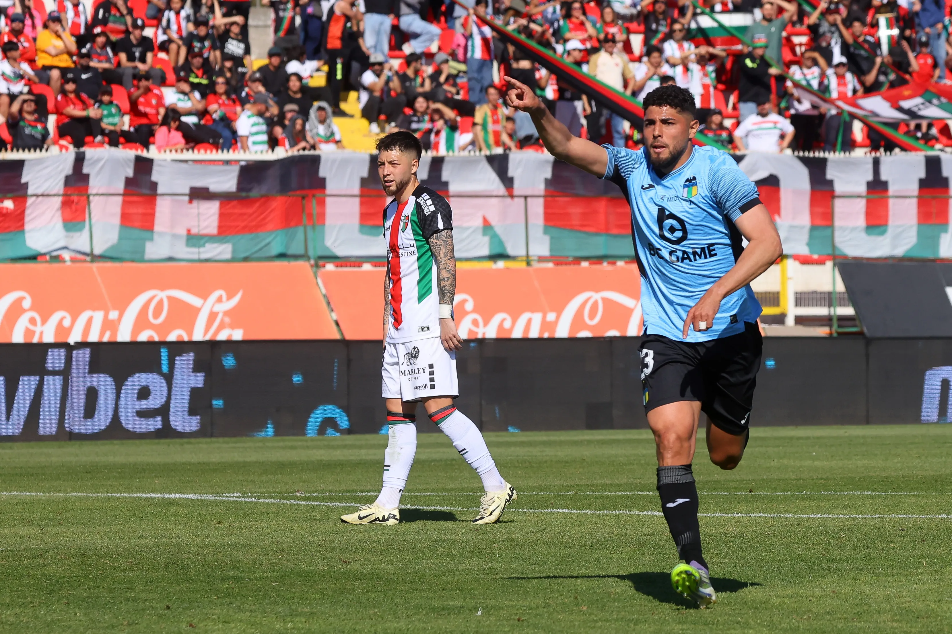 Maxi Romero le marcó a Palestino en La Cisterna. (Jonnathan Oyarzun/Photosport)